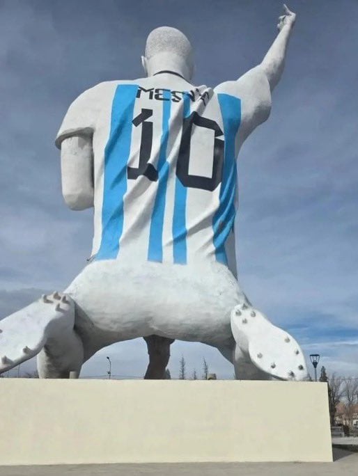 La estatua de Messi vista de atrás