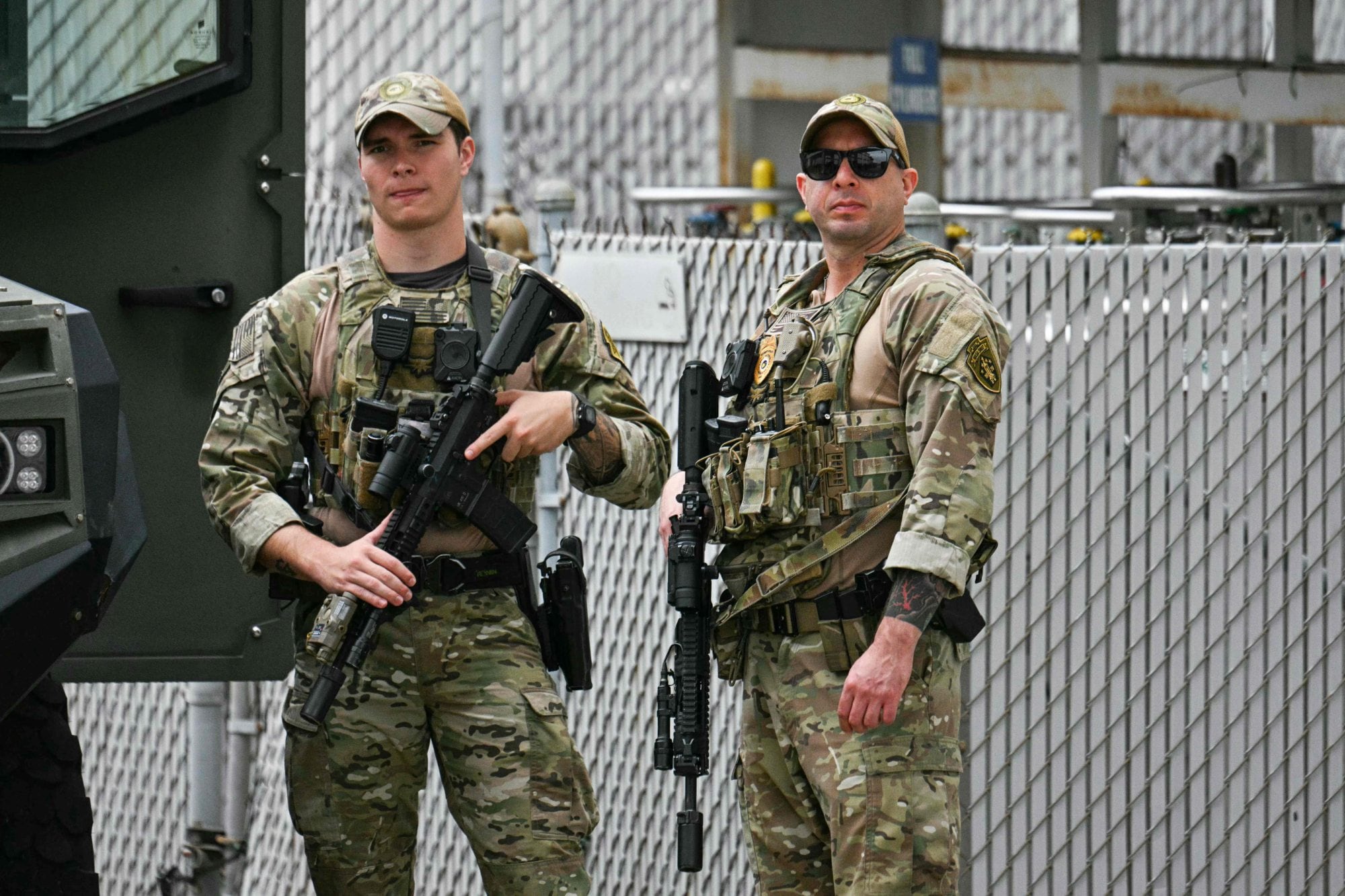 SWAT montó guardia antes del despegue para asegurarse de que no haya intrusos en la misión