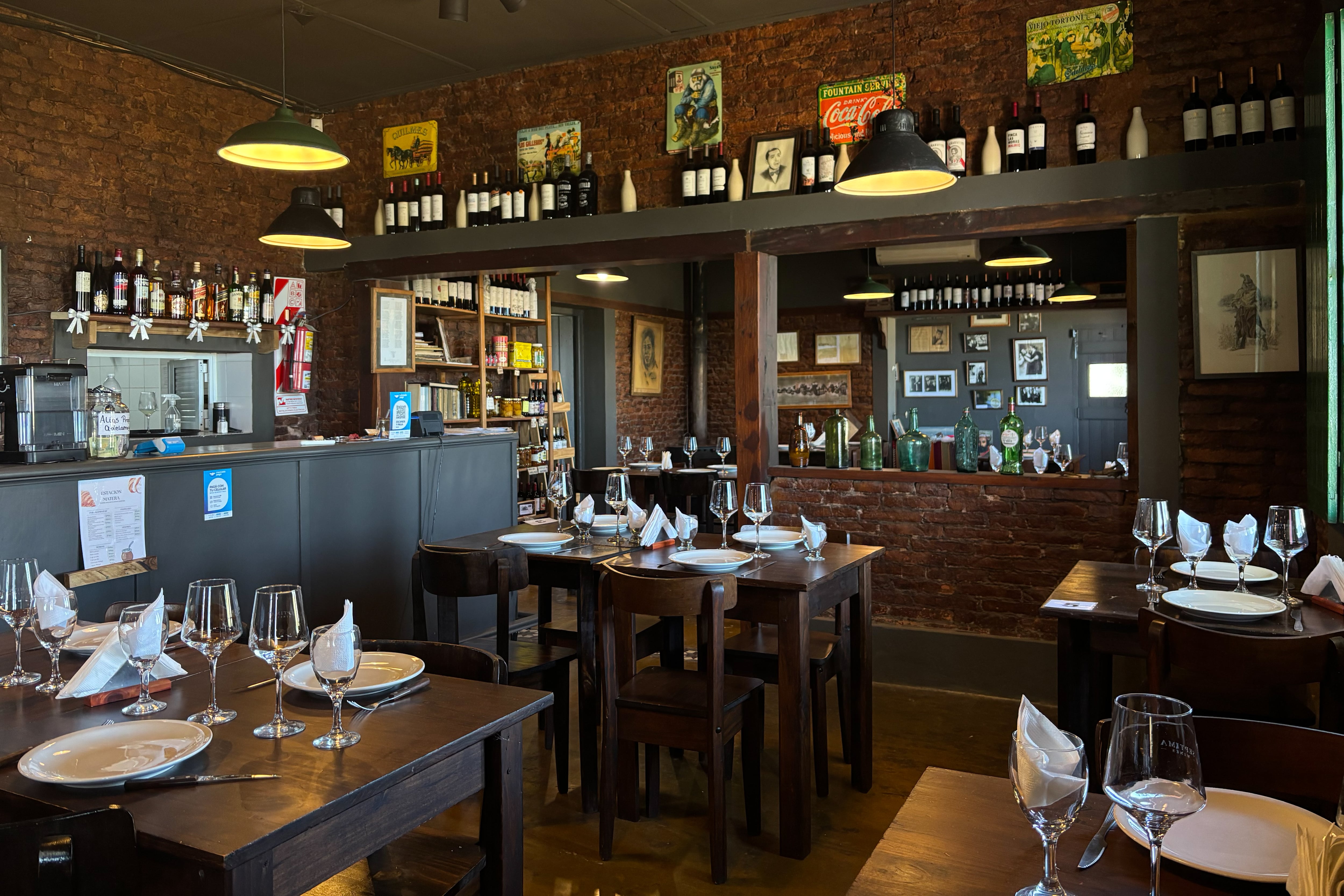 El salón recibe en mesas para dos, cuatro y seis personas