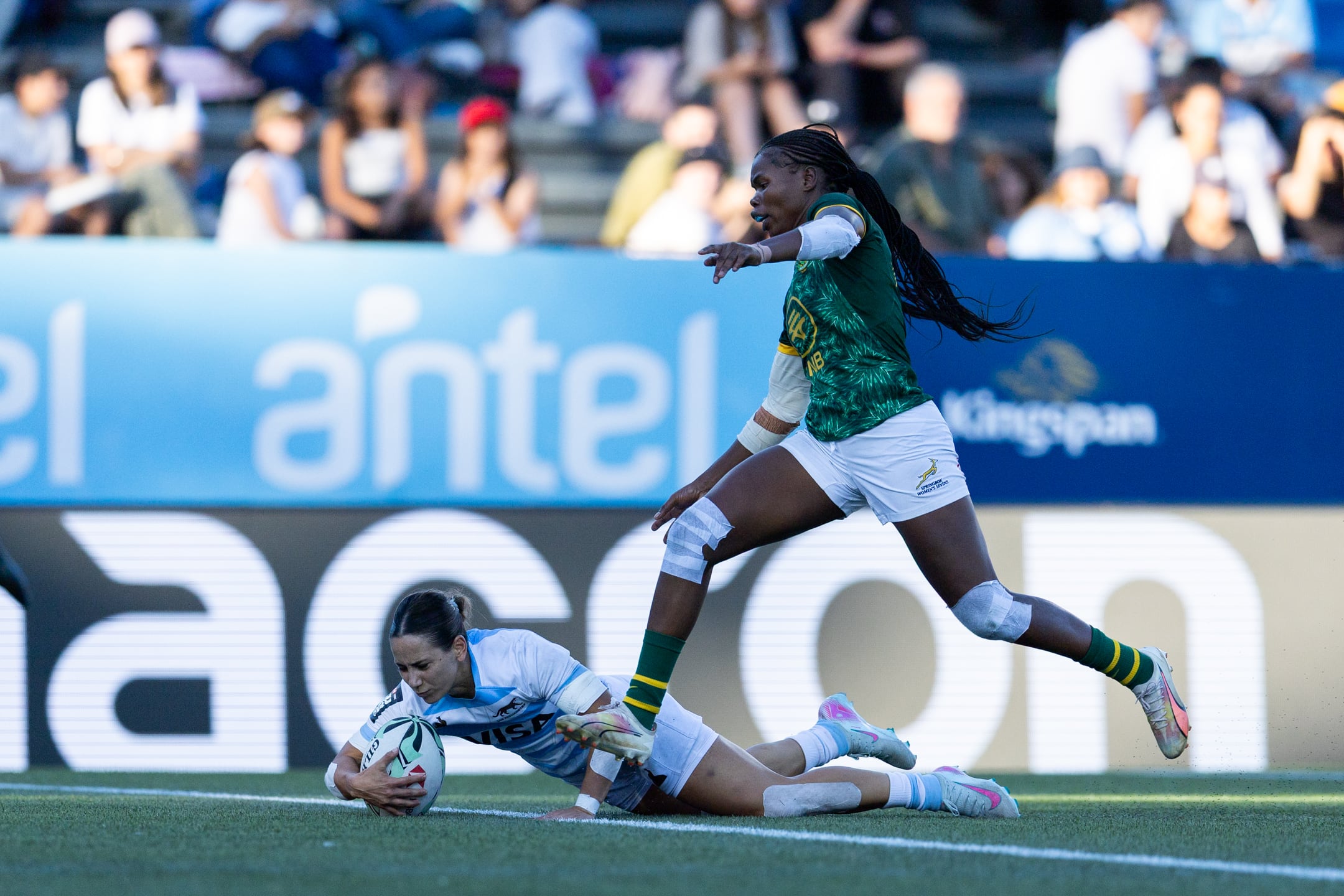 Talía Rodich apoya un try en el duelo contra Sudáfrica (Photo by Enzo Santos / World Rugby)