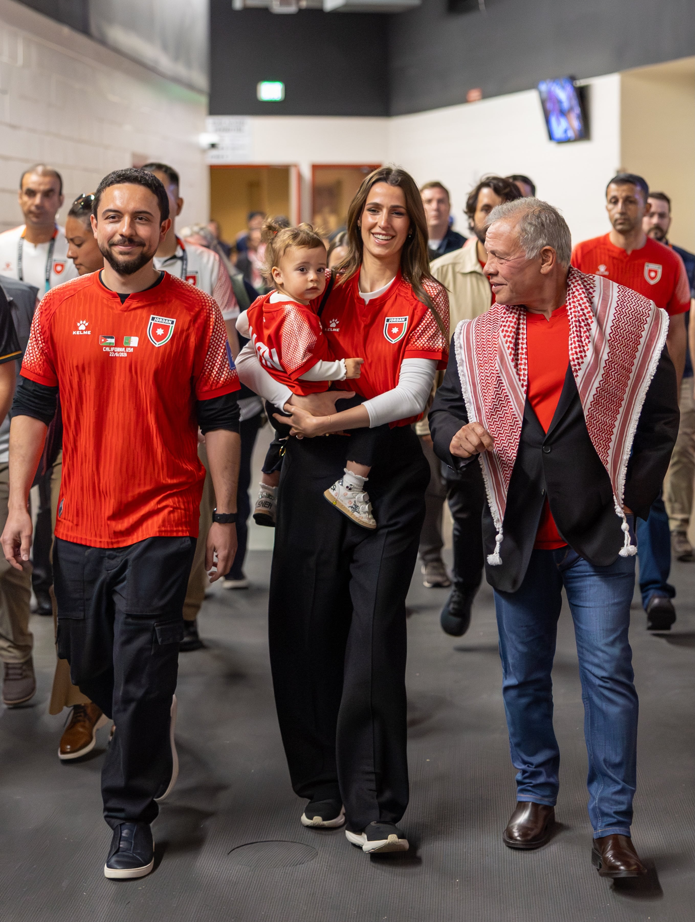 Los príncipes herederos Hussein y Rajwa avanzan junto a su única hija y a Su Majestad, todos con camiseta de la selección nacional