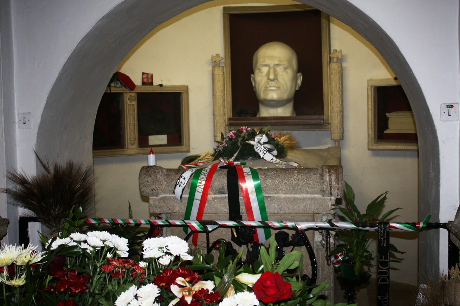 La tumba de Benito Mussolini se encuentra en su pueblo natal, Predappio; allí continua recibiendo algunos honores