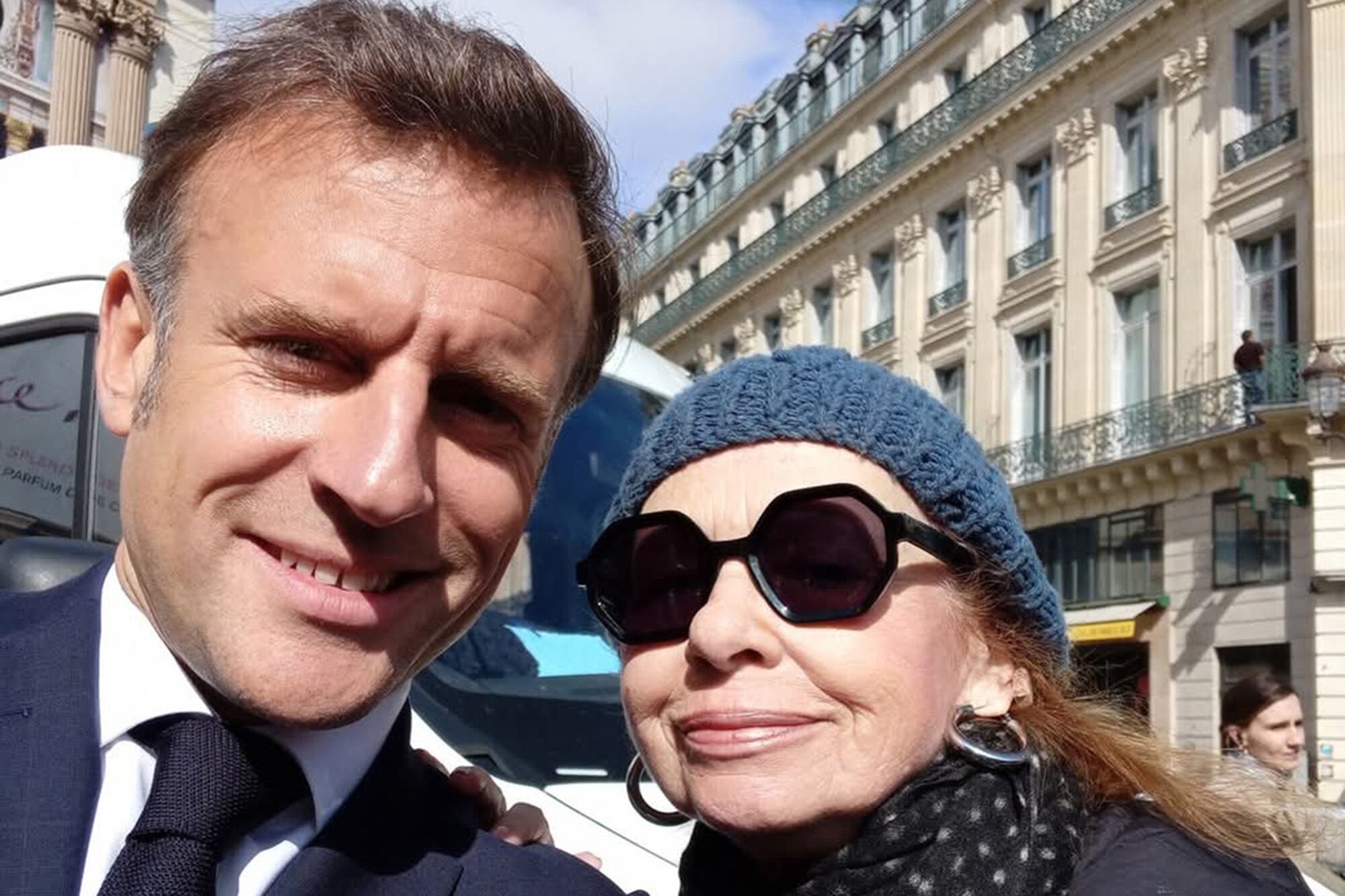 La autora, Macron y una selfie inesperada