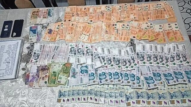 El dinero secuestrado en el allanamiento a la casa de Carina Spahn, acusada de estafa.