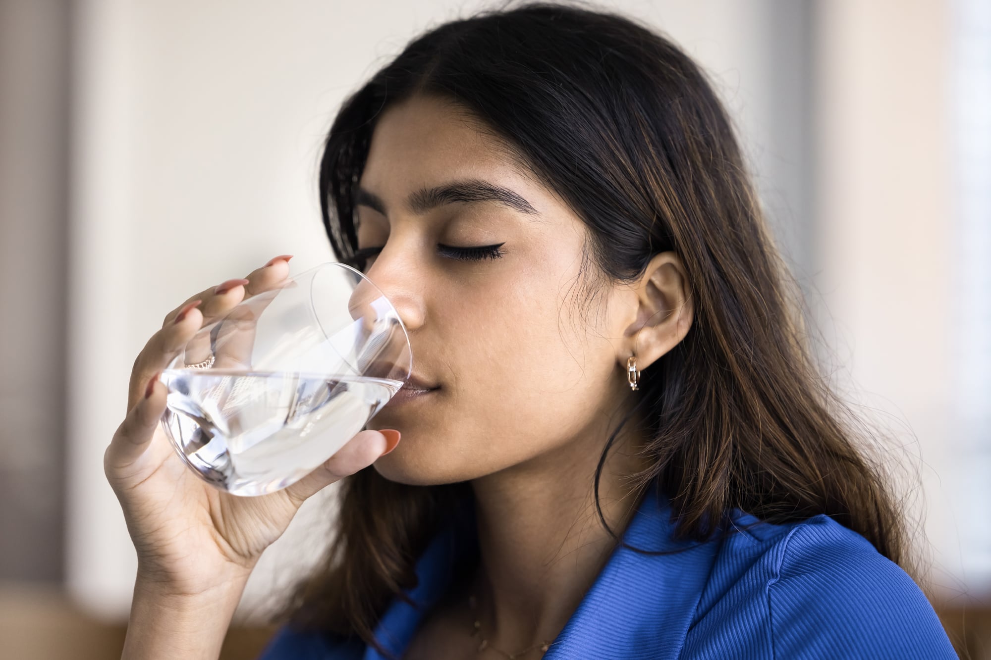 Sustituir bebidas azucaradas por agua natural contribuye a controlar la ingesta de calorías y reducir riesgos asociados al sobrepeso