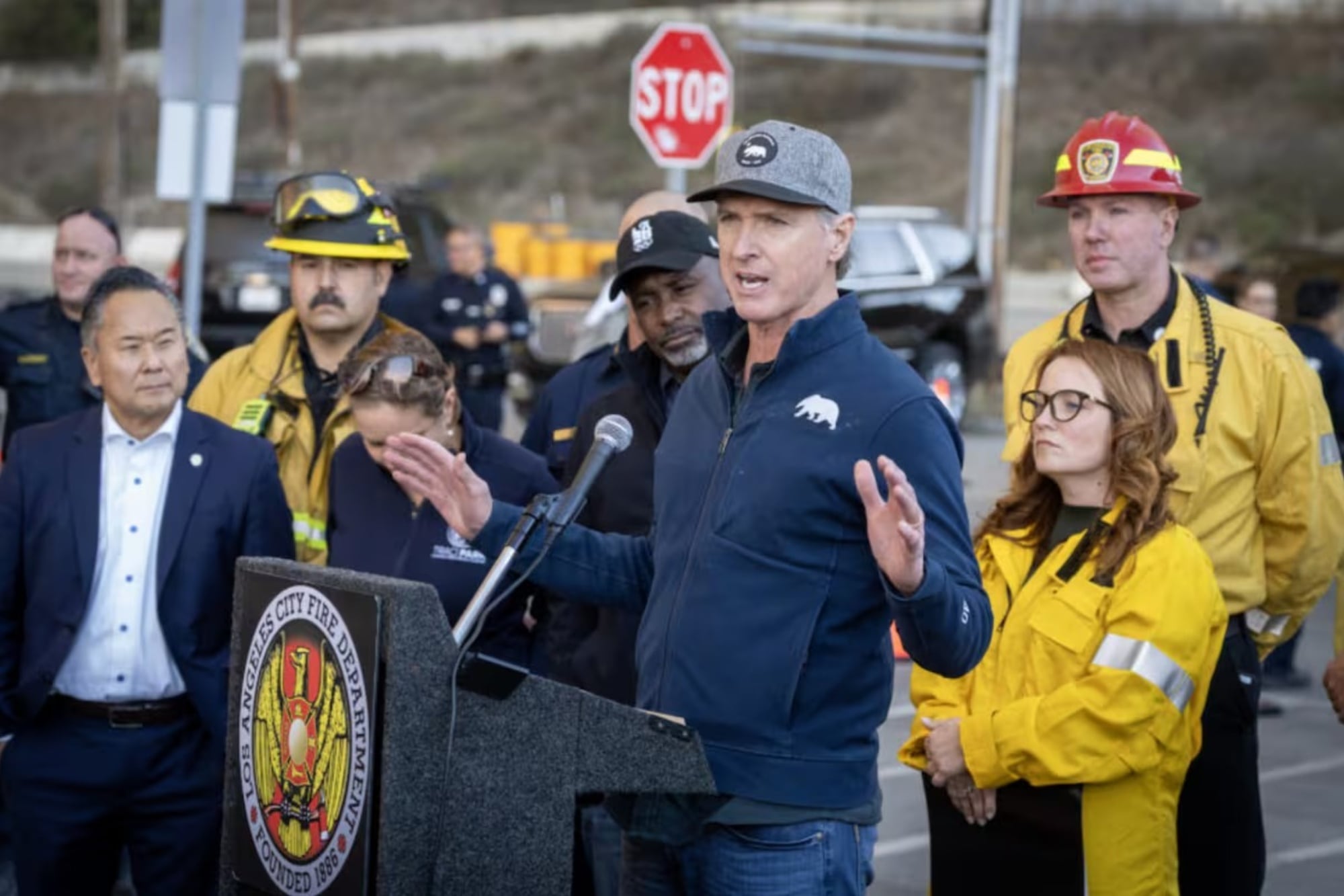 California refuerza los recursos contra incendios y aplica restricciones en áreas naturales de las montañas de Santa Mónica ante el riesgo asociado a los vientos de Santa Ana