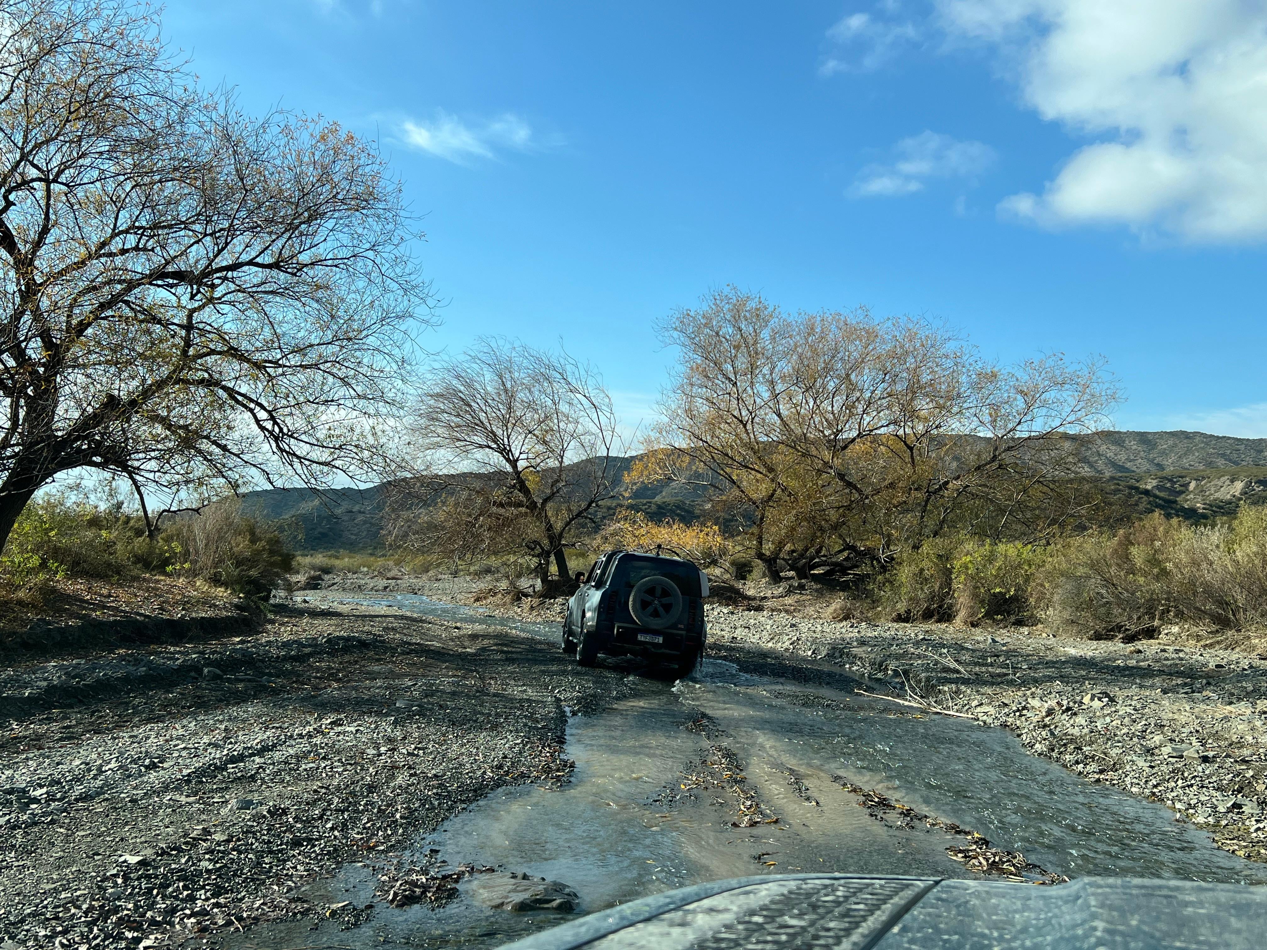 El camino está caracterizado por un paisaje moldeado por siglos de erosión sobre barrancas de sedimento y quebradas angostas