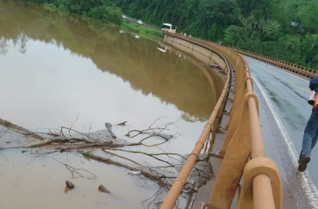 El agua ya tocando el viaducto del puente Piray Guazú
