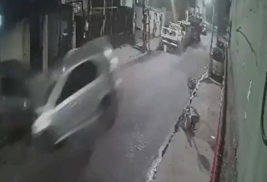 Un delincuente le robó el auto a un excombatiente de Malvinas, chocó y volcó en Lomas de Zamora