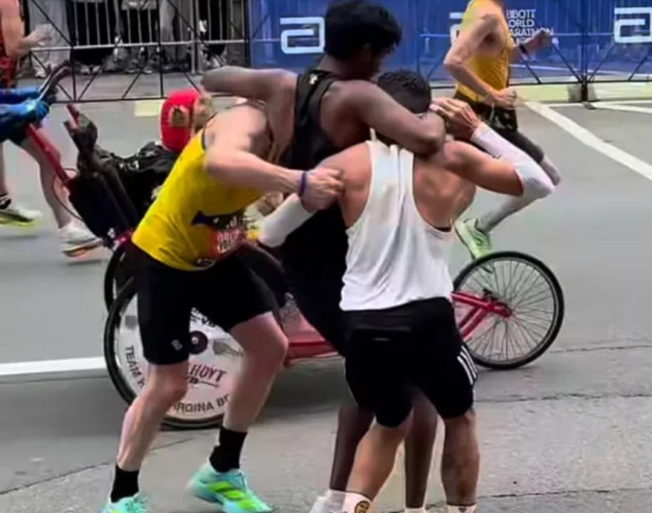 El momento donde Ajay Haradasse es socorrido por dos atletas