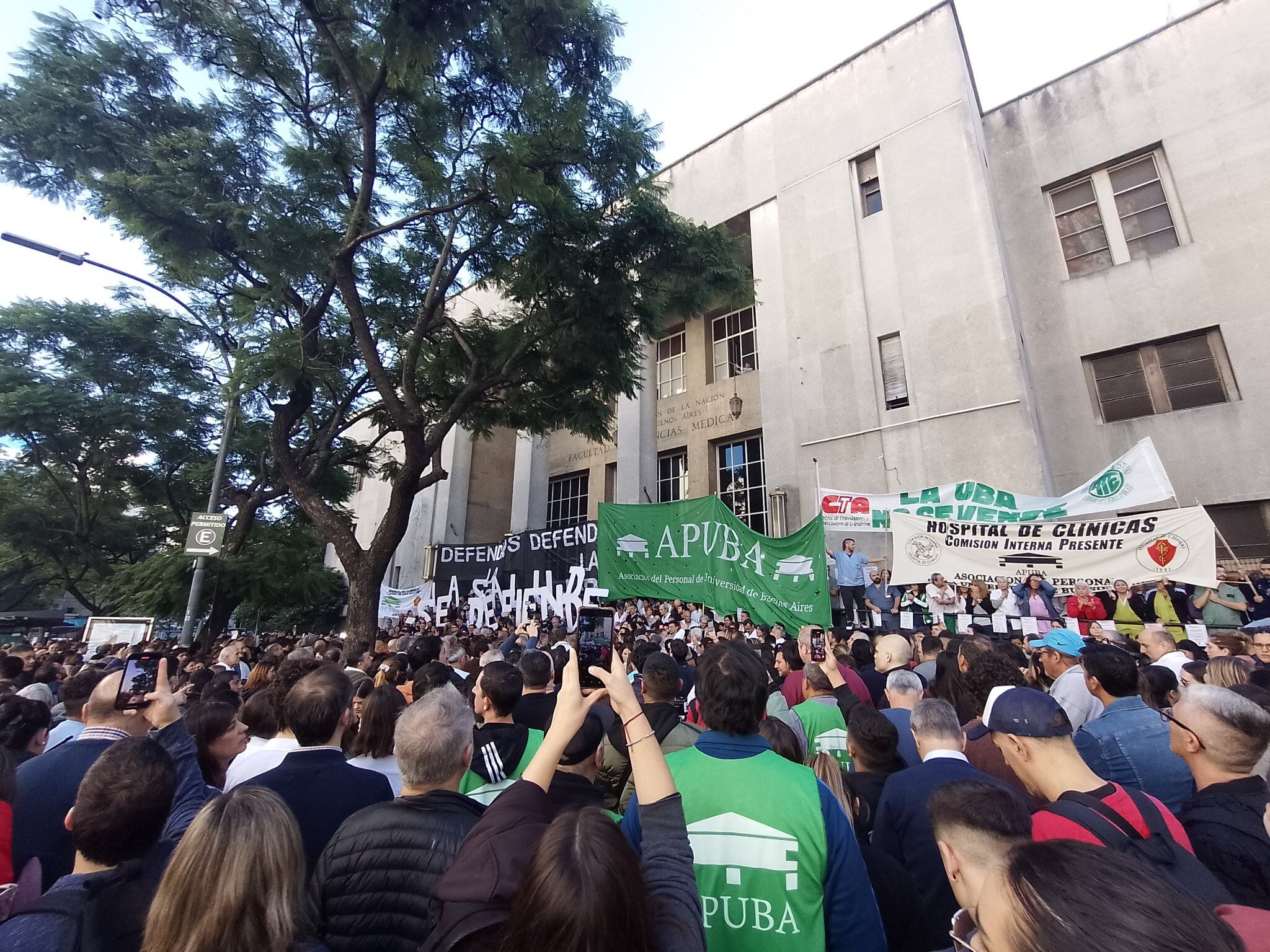 Abrazo simbólico: masiva marcha en apoyo al Hospital de Clínicas tras los recortes del Gobierno