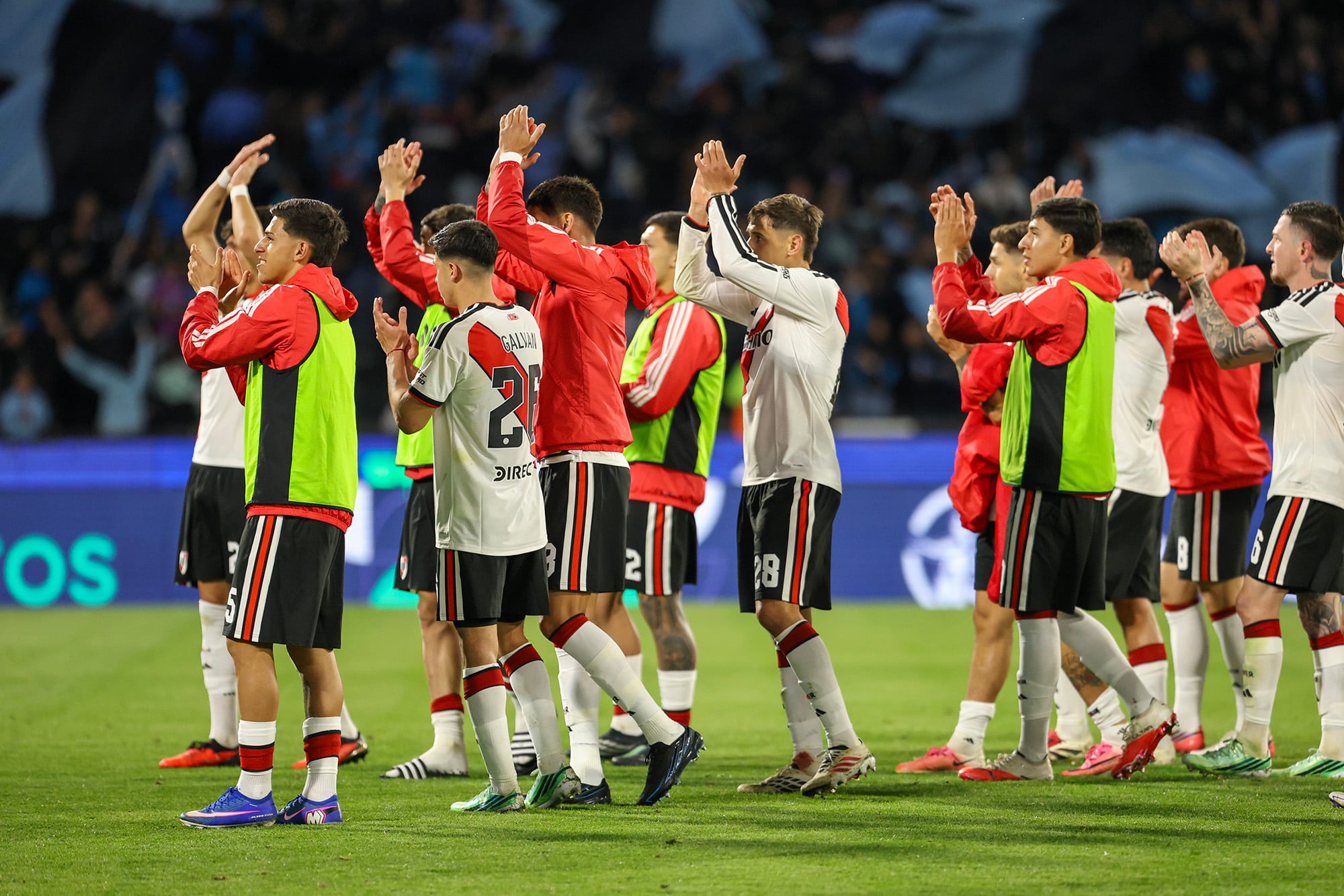Los jugadores de River saludan a los hinchas tras el triunfo