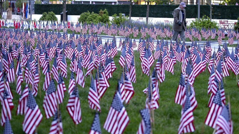 Una de las acciones más habituales en homenaje a los soldados caídos es acudir a los cementerios militares para plantar banderas estadounidenses