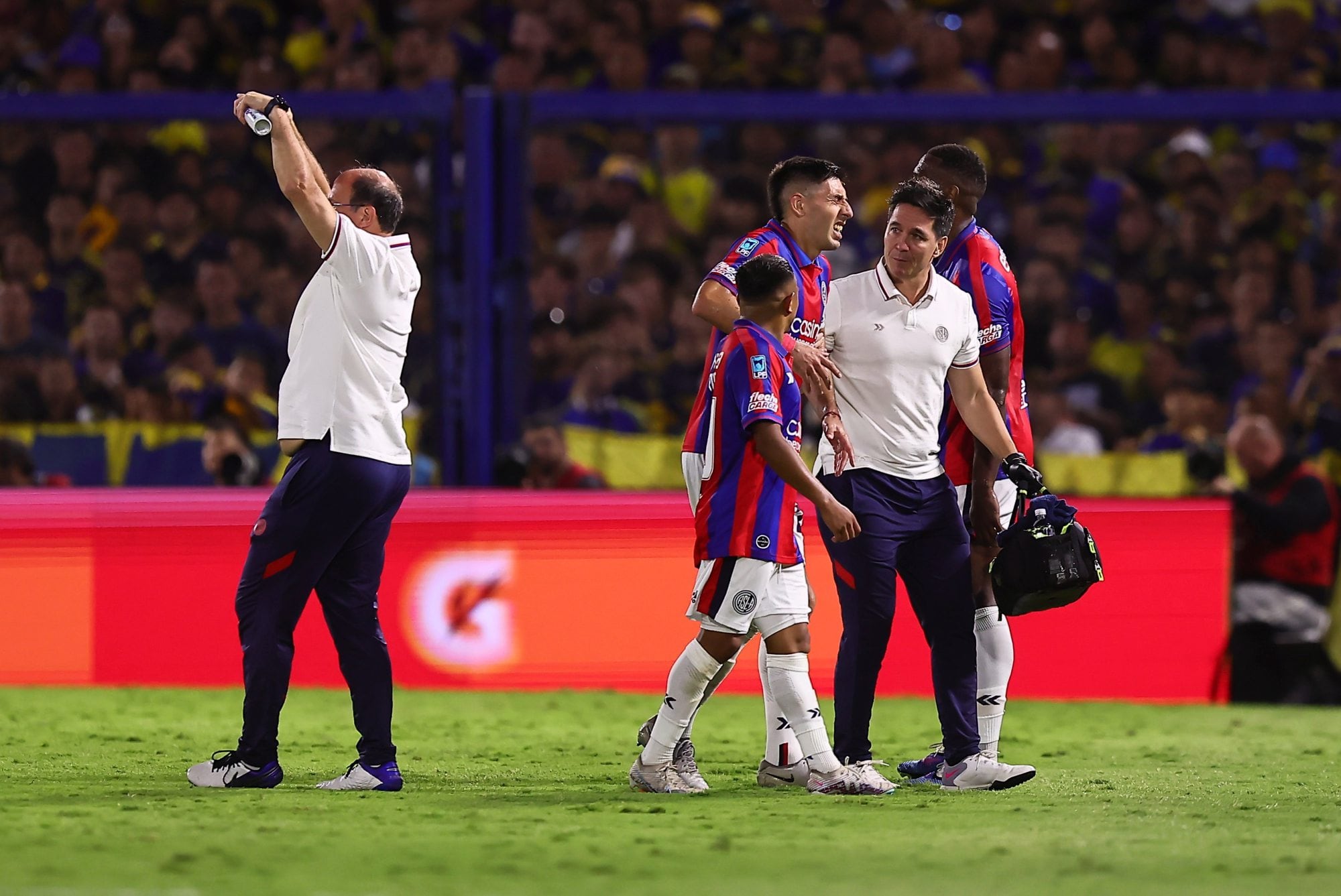 Gastón Hernández deja el campo de juego visiblemente dolorido