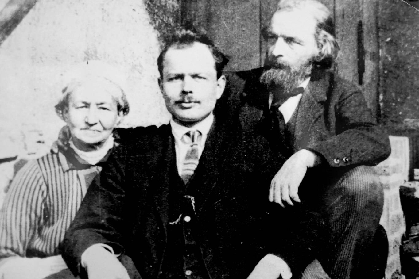 Carlos Gesell en compañía de sus padres Anna y Silvio