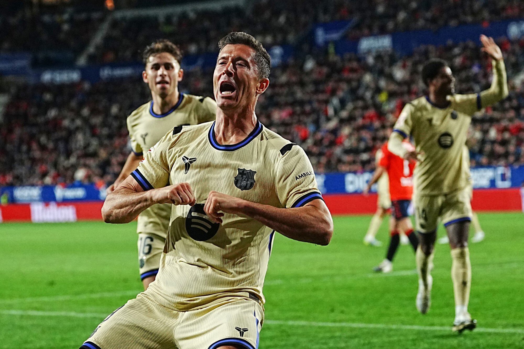 Barcelona le ganó sobre el final a Osasuna y espera que Real Madrid no gane este domingo para gritar campeón