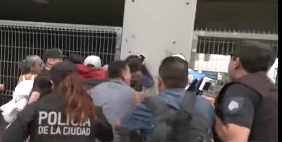 Video: así fueron los incidentes entre los vecinos y la policía tras el derrumbe en Parque Patricios