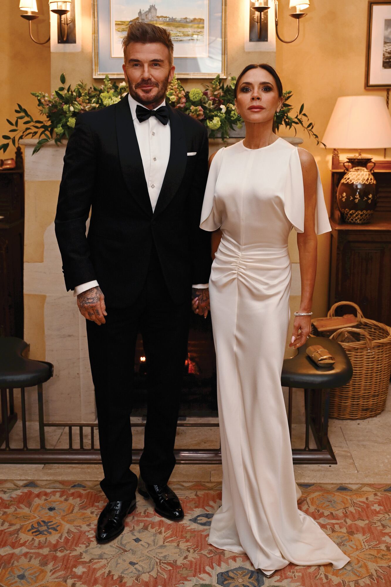 Muy elegantes, David y Victoria Beckham
fueron invitados de honor. El ex futbolista, que es
embajador de la King’s Foundation, llevó riguroso
smoking, y la ex Spice Girl optó por un diseño propio
con manga corta y drapeado en la cintura