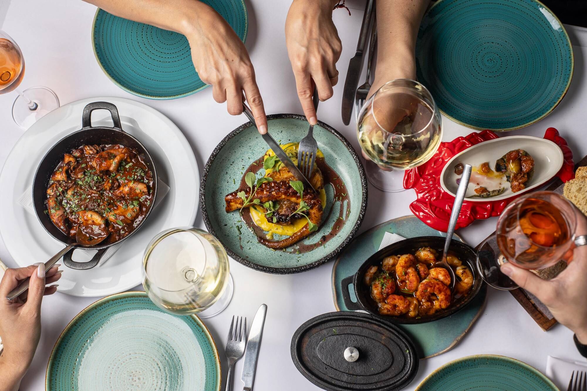 El chef invitado Darío Gualtieri cocina junto a David Ribulgo, chef de la casa, en un menú por pasos centrado en pescados frescos y mariscos de la Patagonia