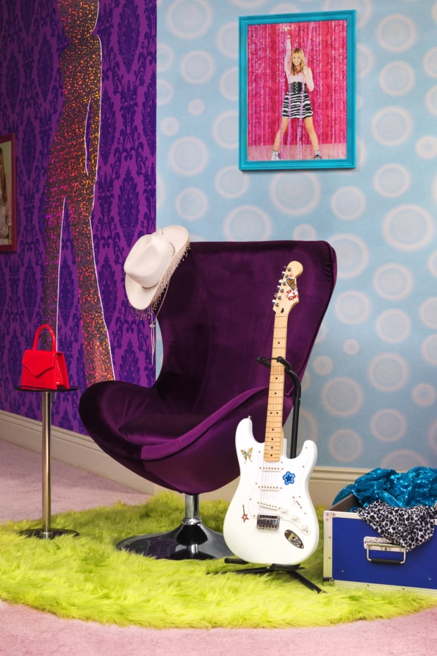 Se detallan 58 servicios incluidos, entre ellos jacuzzi, fogonero, equipamiento de playa y gimnasio