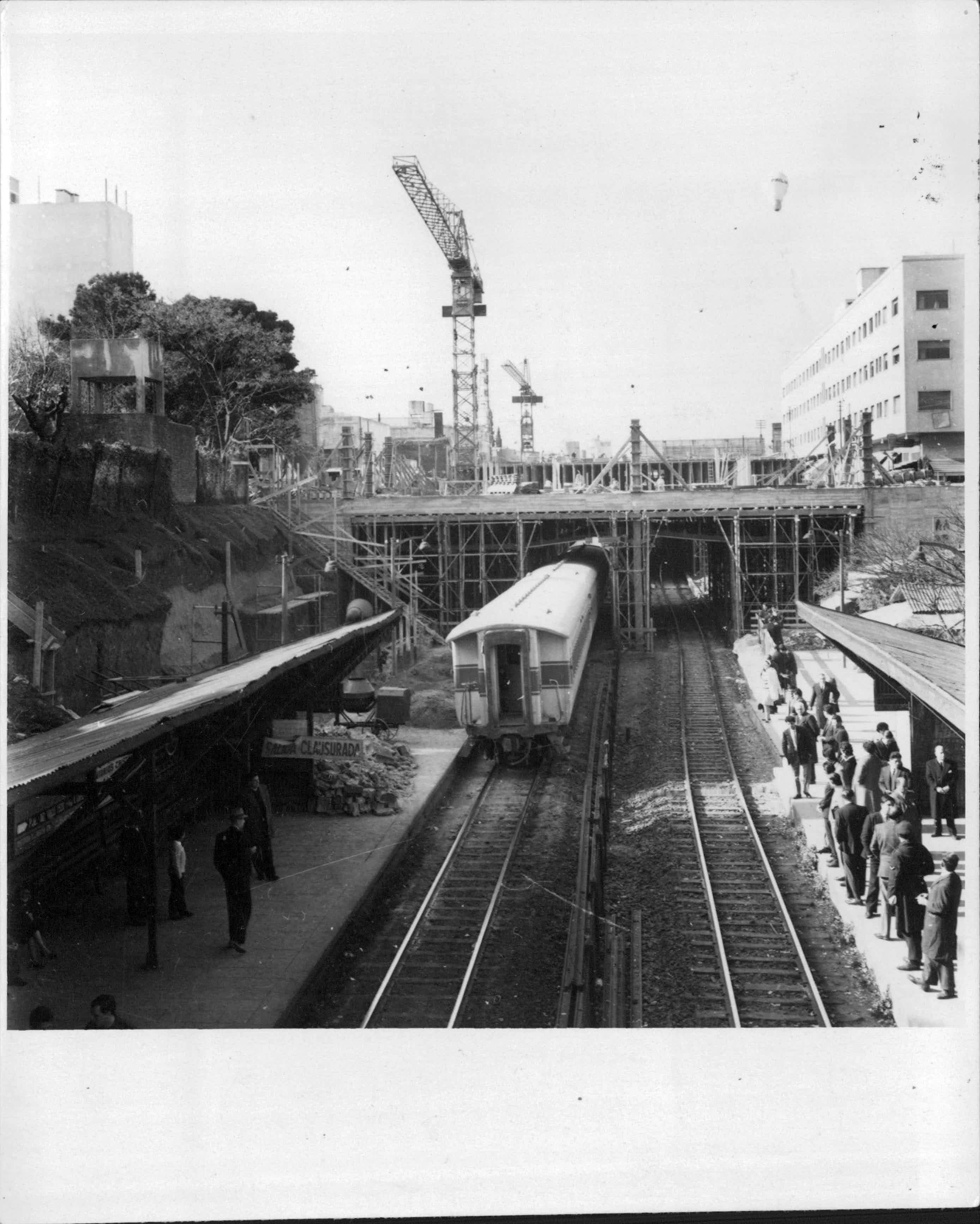 Estación del Valle: en 1964 ya había sido clausurado el acceso del andén bajo hacia la avenida Maipú porque estaba avanzada la construcción del sector de galerías de Puente Saavedra, que cambiaron la fisonomía y la actividad del barrio