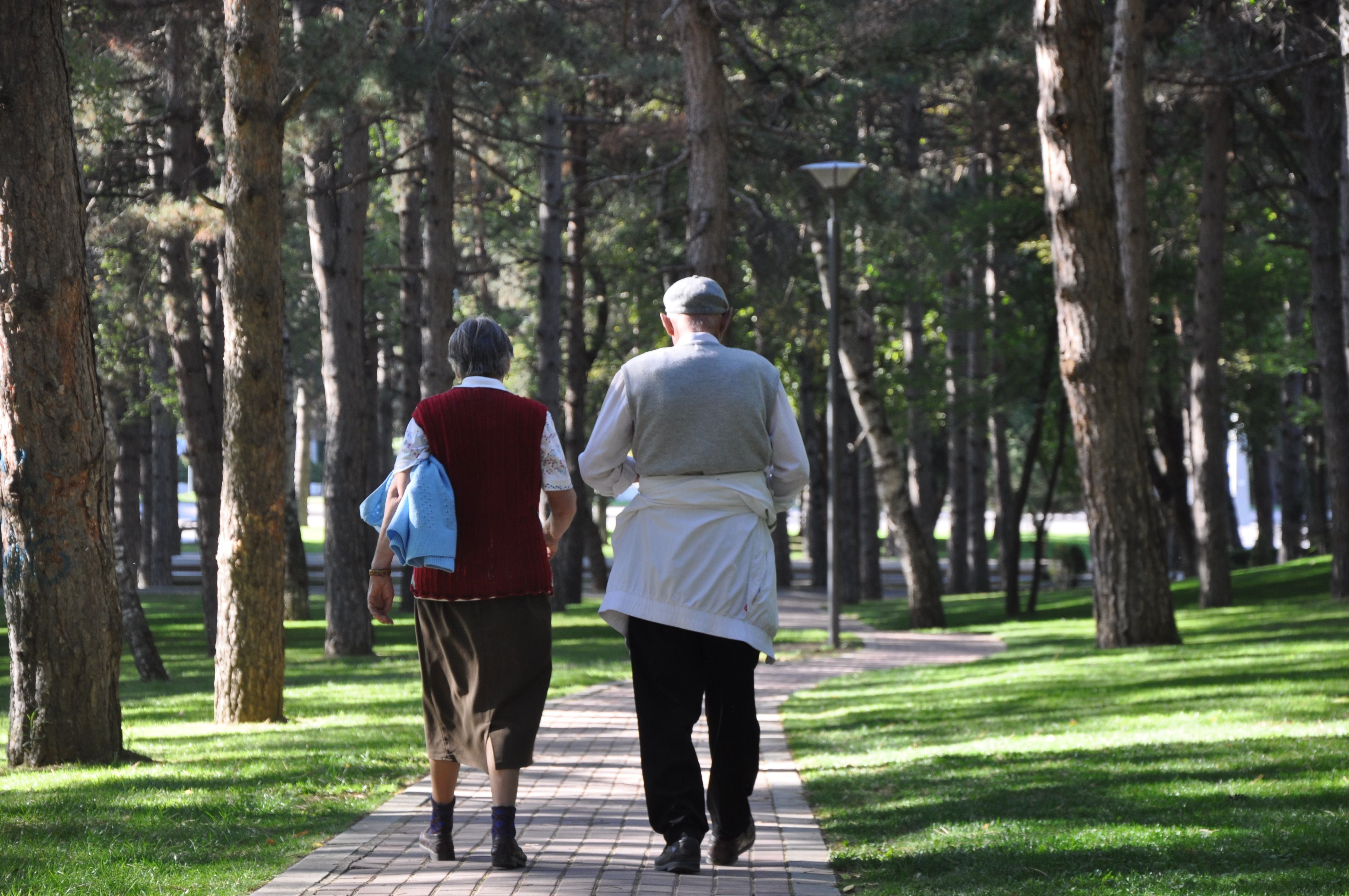 Los adultos mayores deberían caminar entre 20 y 30 minutos para favorecer su movilidad, agilidad y riesgo a contraer ciertas enfermedades