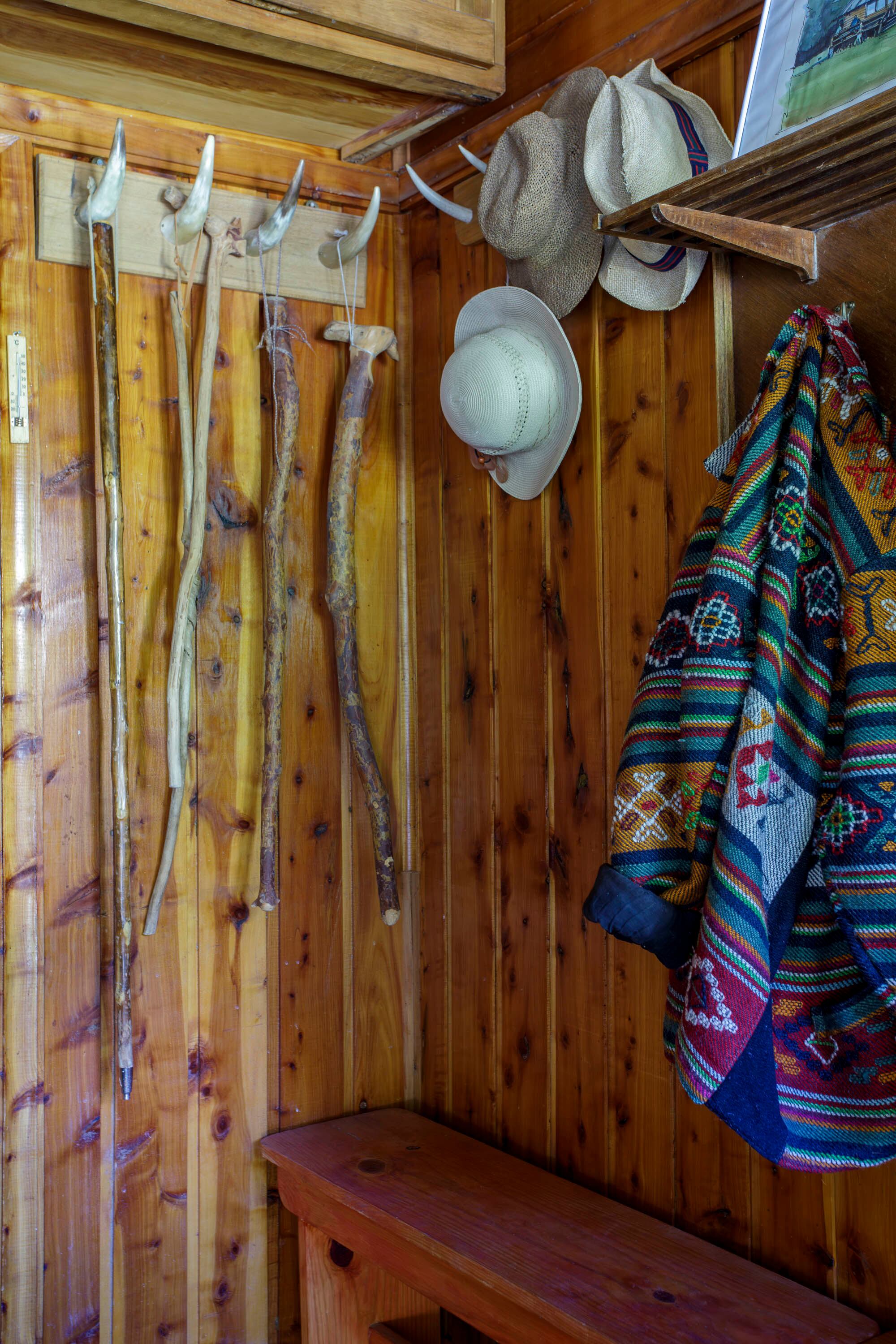 En la entrada, lo necesario para las constantes caminatas.