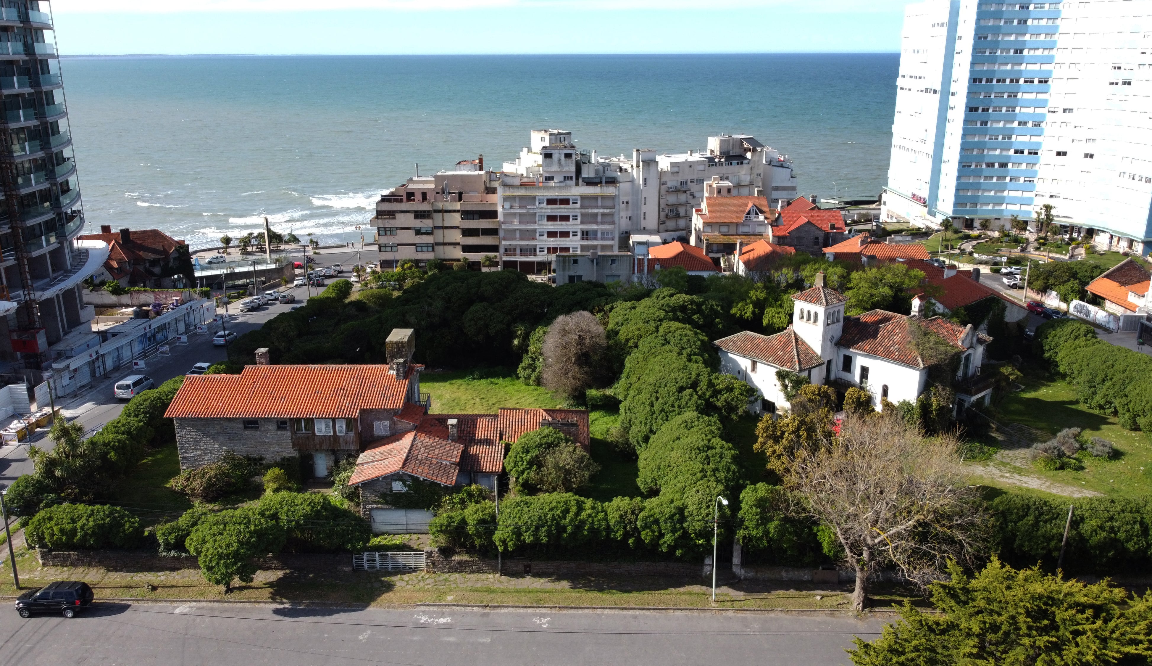 Aprobaron construir una torre de 35 pisos en medio de chalets históricos, y vecinos contraatacaron con denuncias