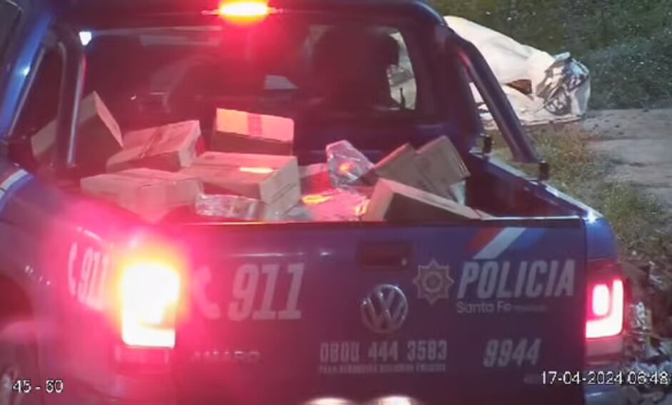 Santa Fe: agentes tenían que custodiar mercadería tras el accidente de un camión y se la robaron