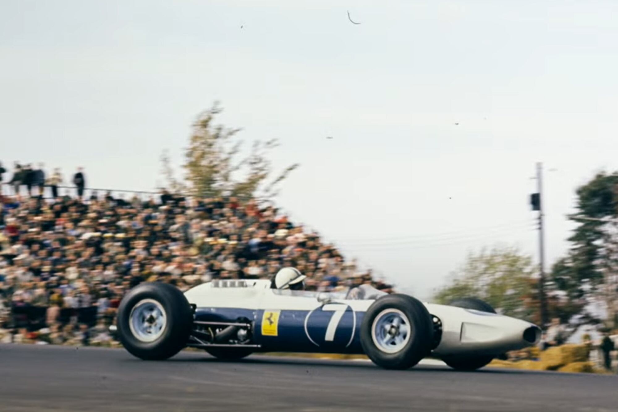 Blanco y azul y compitiendo por North American Racing Team: así de rara fue la participación del Ferrari de John Surtees en los grandes premios de Estados Unidos y México de 1964, temporada en que el inglés se coronó campeón vestido de azul.