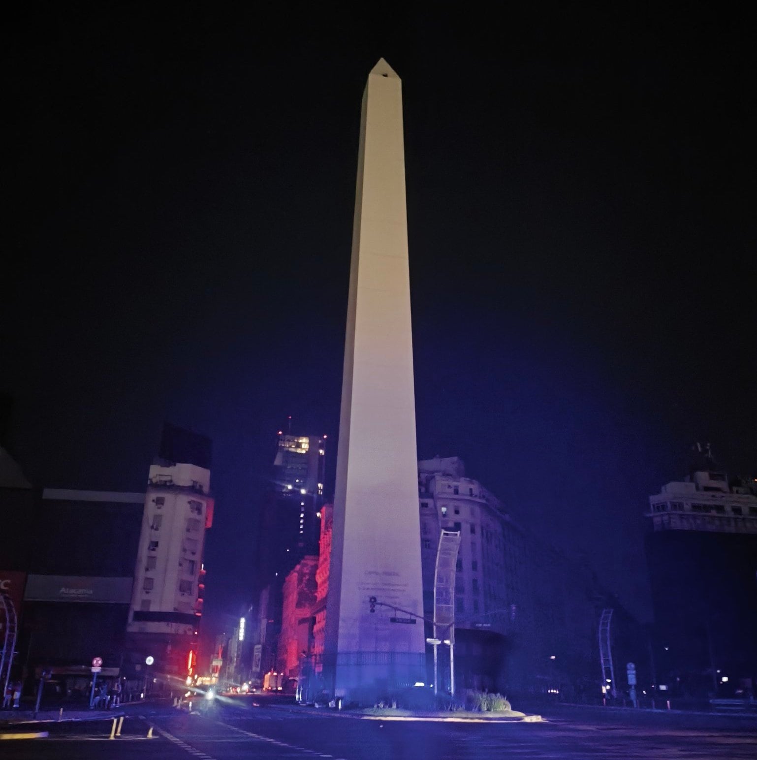El Obelisco con toda la ciudad a oscuras a su alrededor
