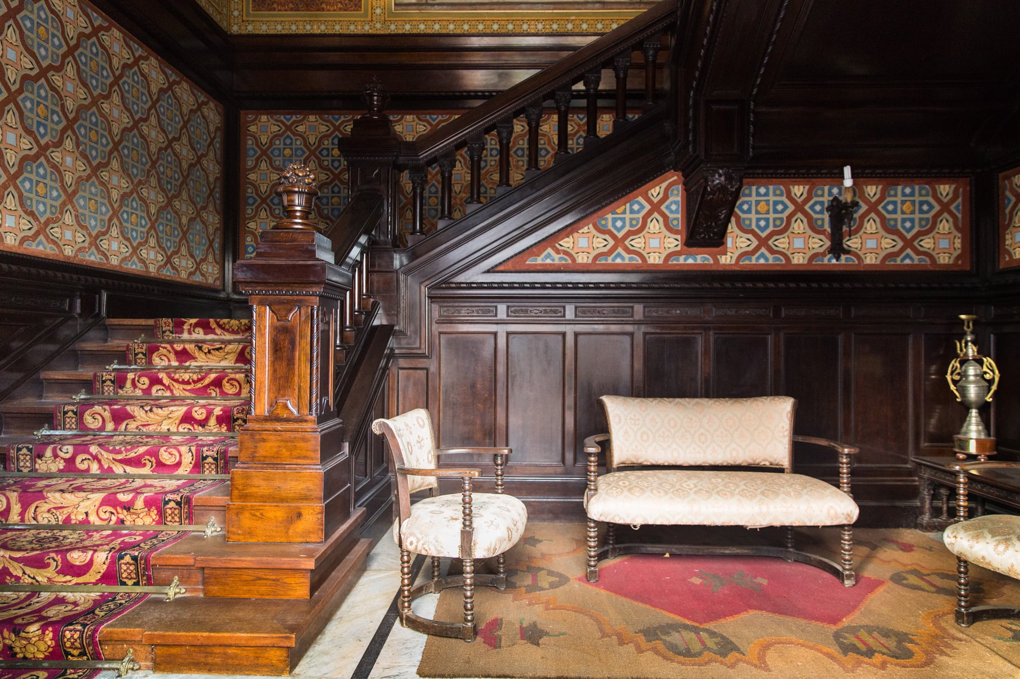 La escalera, hecha con madera de Cuba, fue obra de Moretti