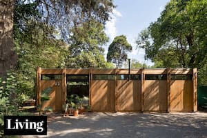 Un refugio de madera que nació como sala de ensayo y se convirtió en vivienda familiar