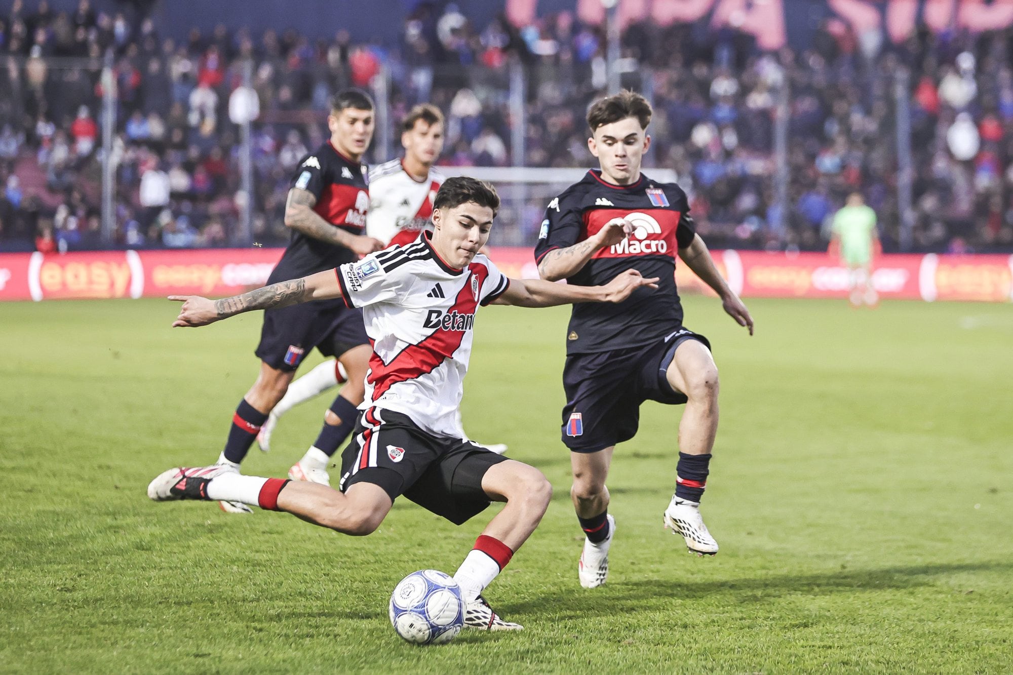 Tobías Andrada, que debutó con la camiseta de River, ante Santi López, la figura del partido