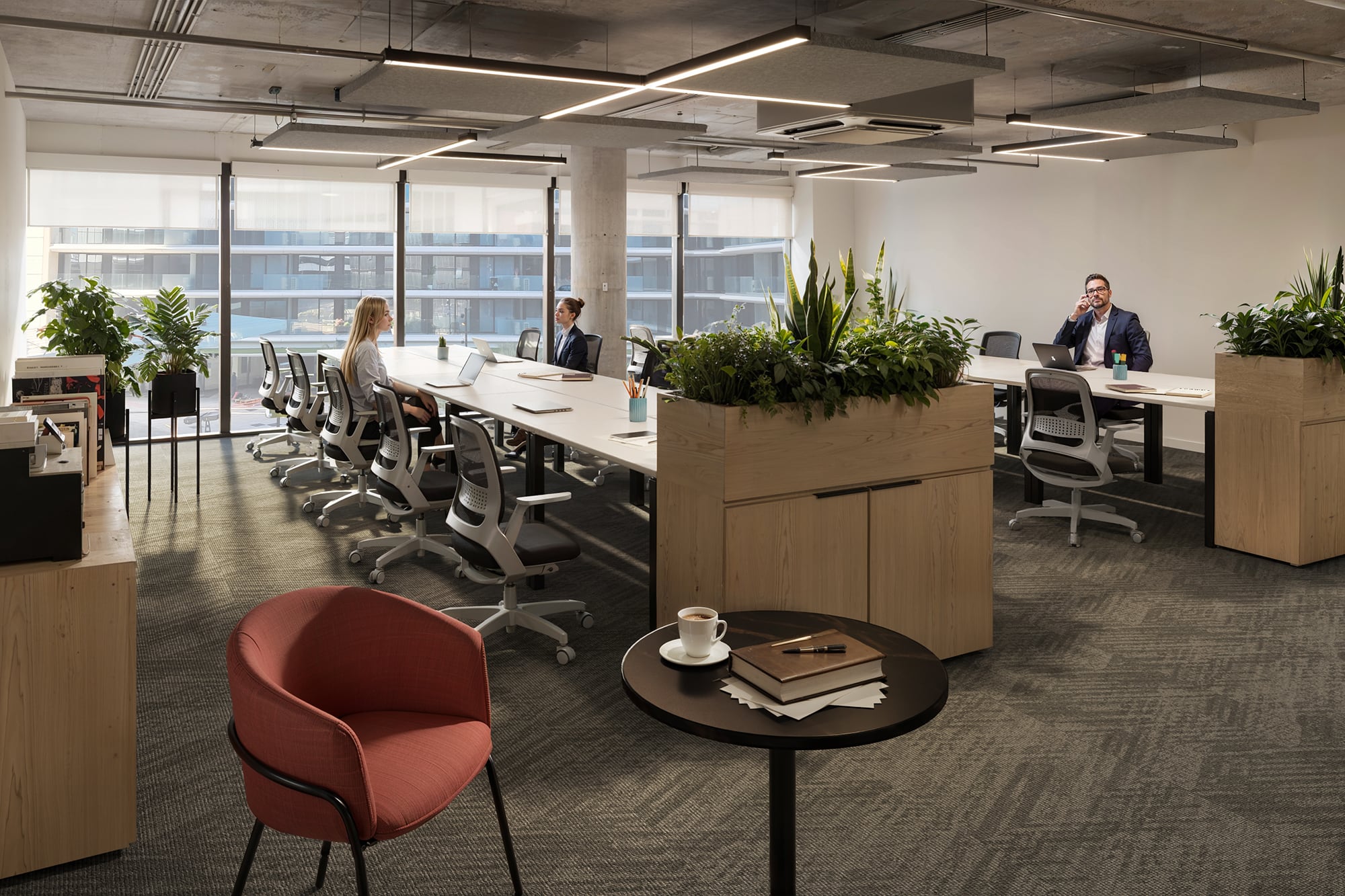 Dentro del complejo, se destacan 45.000 m² de oficinas corporativas