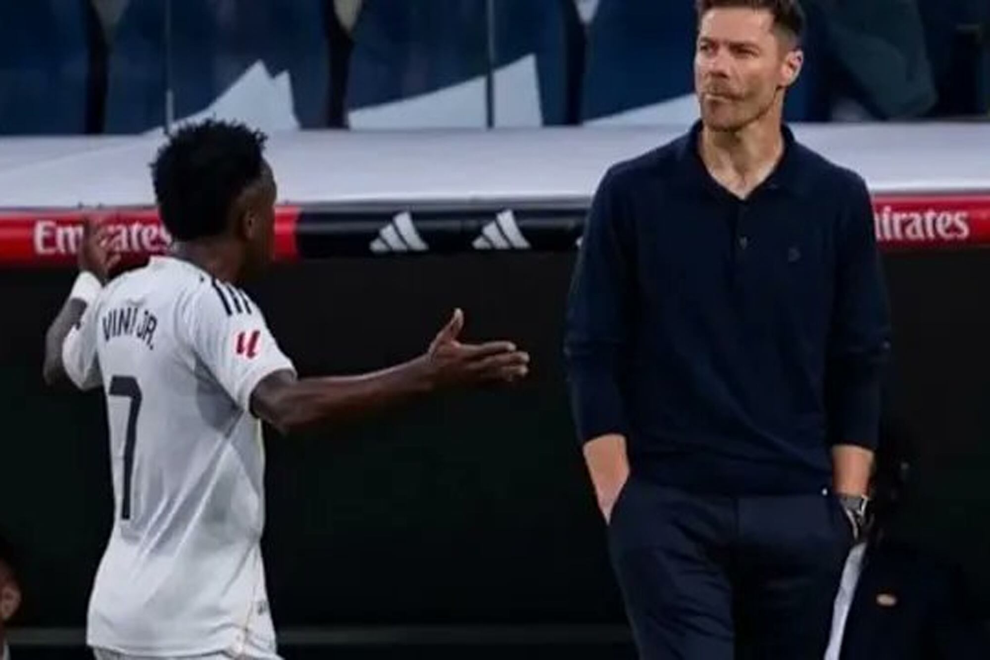 Vinícius salió reemplazado en una caída frente a Barcelona en octubre y desairó a Xabi Alonso con sus gestos; ahora se lo culpa del despido al director técnico.
