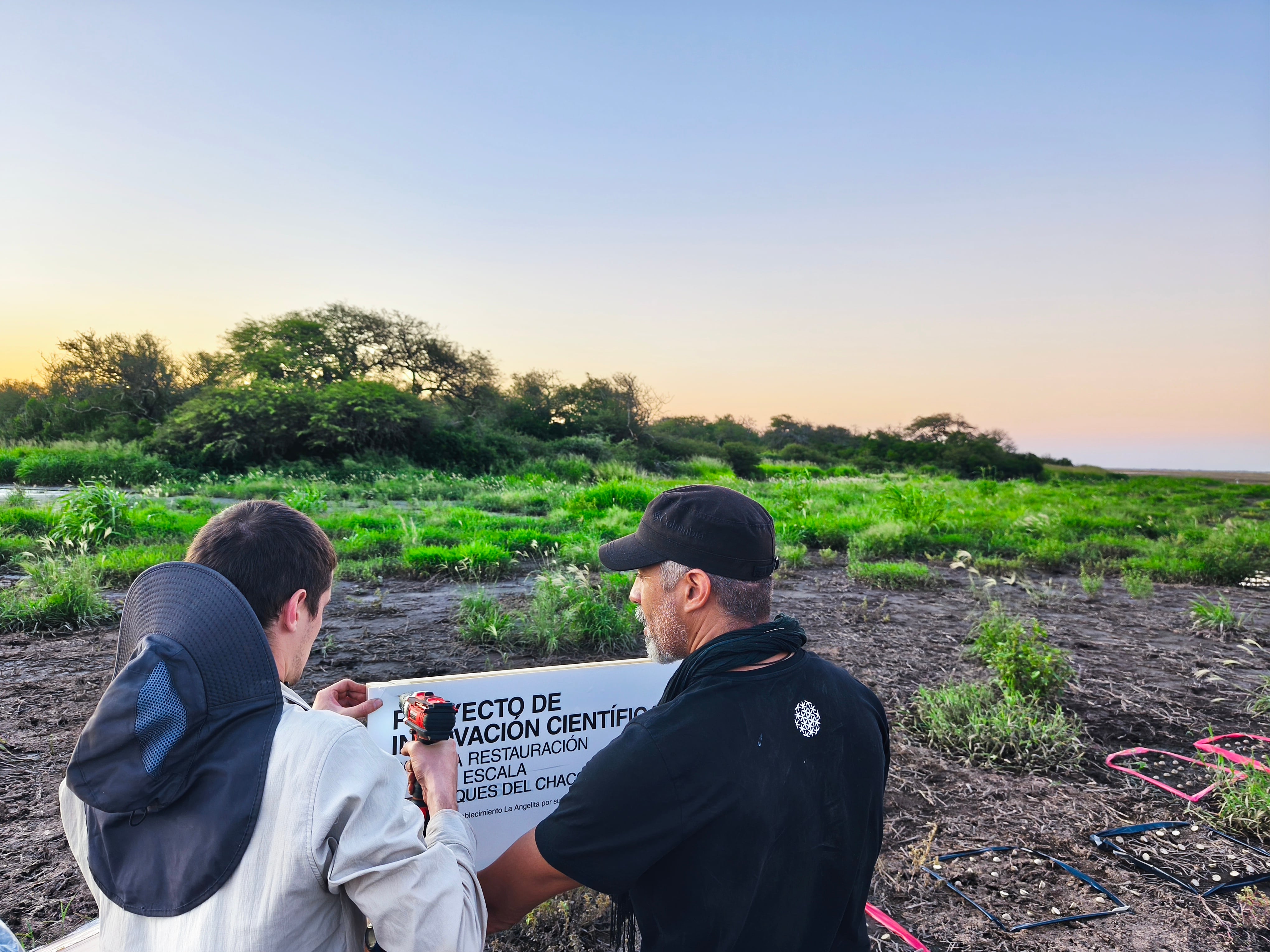 El objetivo concreto de la compañía es reforestar y enriquecer 13 hectáreas con la dispersión aérea de semillas, que representarán 8000 árboles nativos mediante técnicas de regeneración asistida