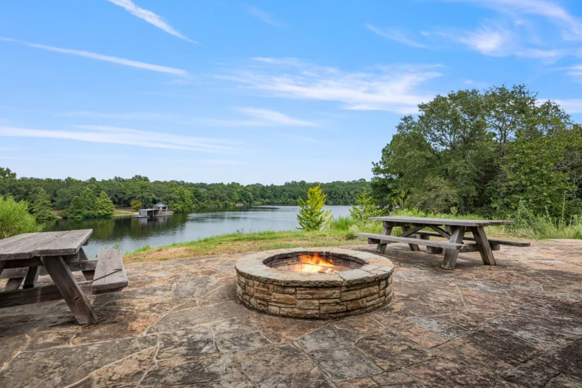 Lagos ideales para pescar y vistosos senderos adornan el terreno