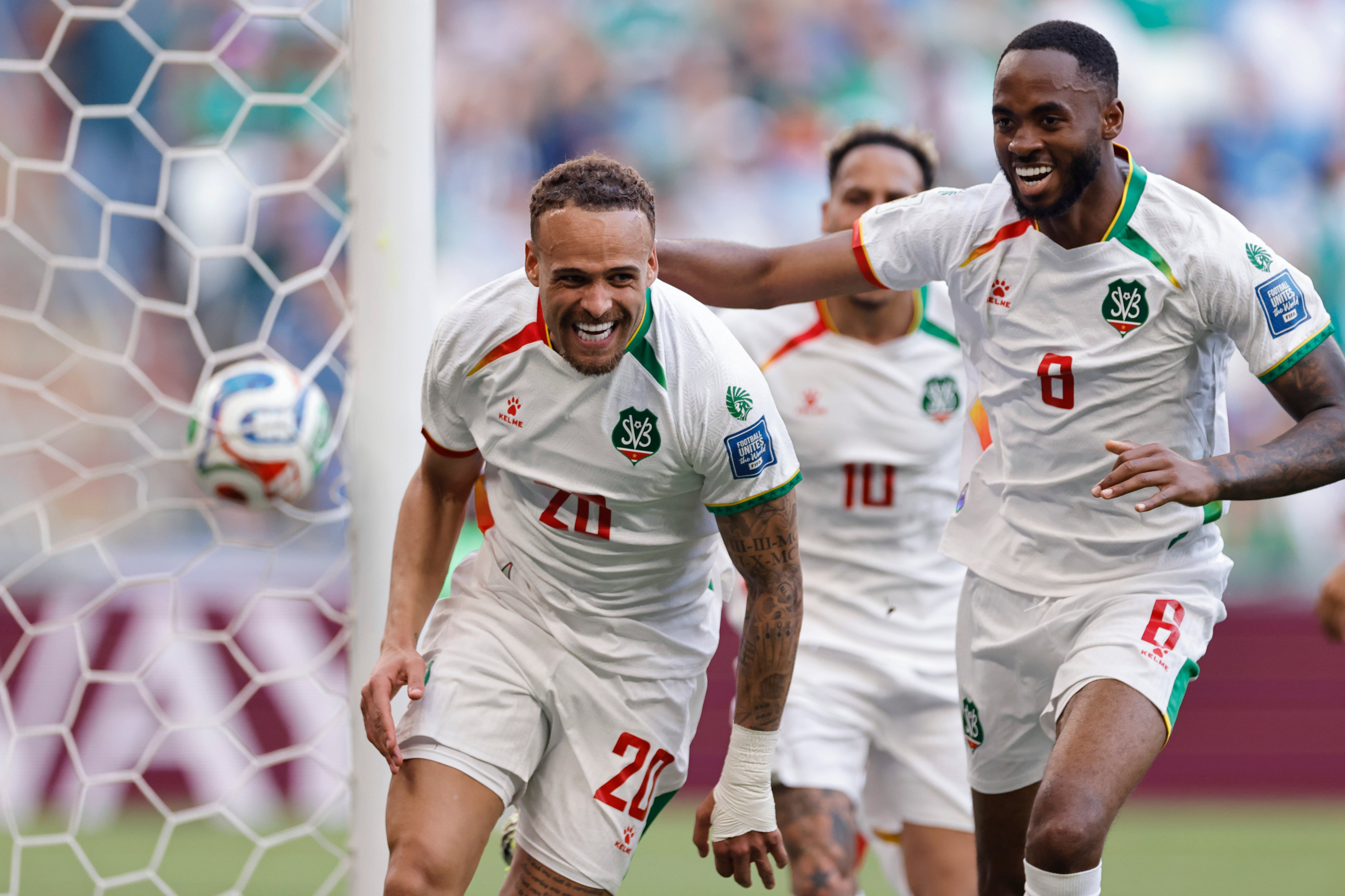Todo era sonrisas en Surinam cuando Van Geldersen los puso en ventaja, pero tanto tiempo perdido les terminó jugando en contra, quedándose sin Mundial.