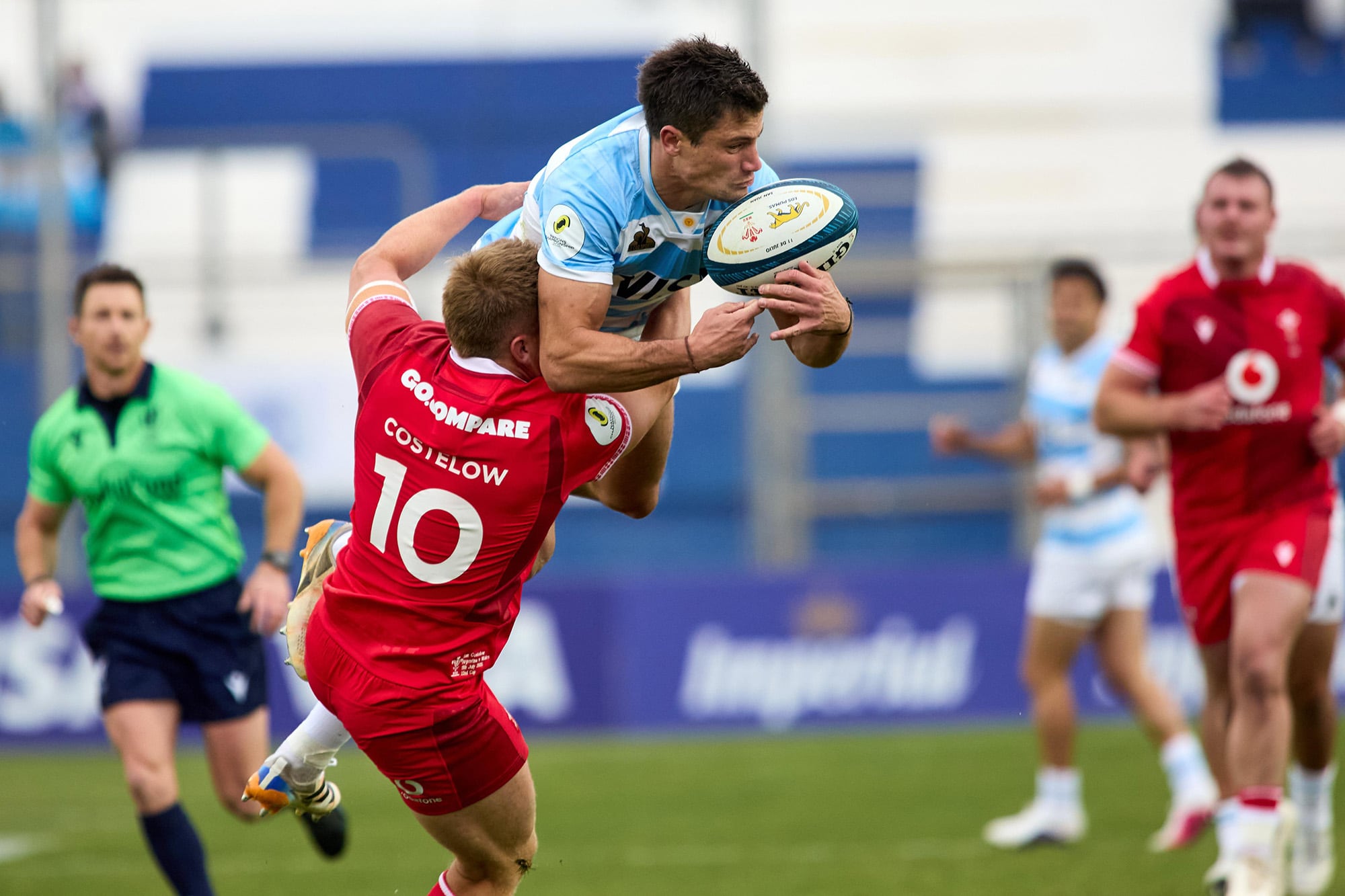 Bautista Delguy recibe de Sam Costelow un tackle alto; en el juego aéreo Gales fue superior a Argentina.
