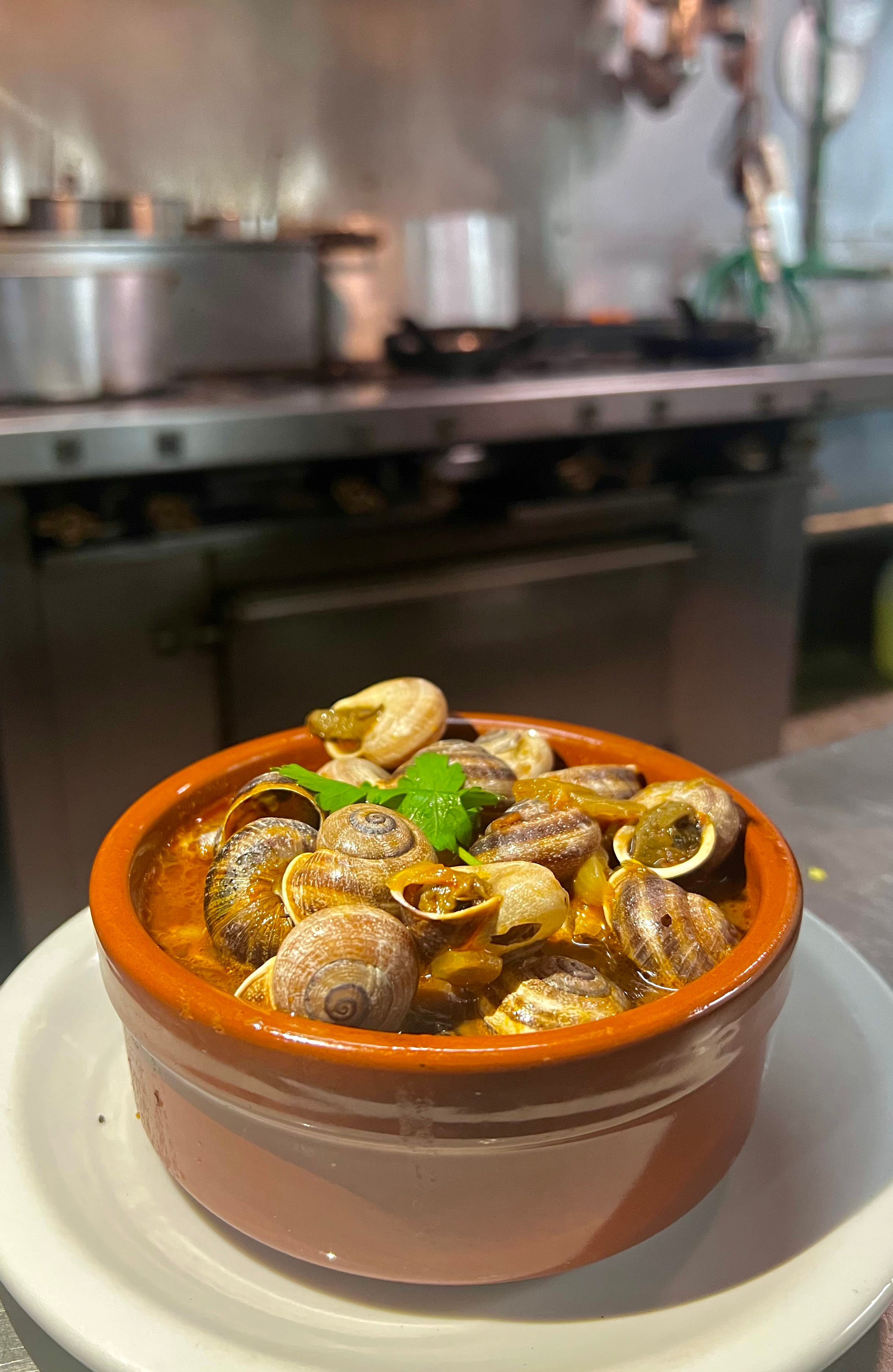 Cazuela de caracoles, un plato que ya casi no se consigue en la ciudad y en este bodegón ejecutan de manera constante