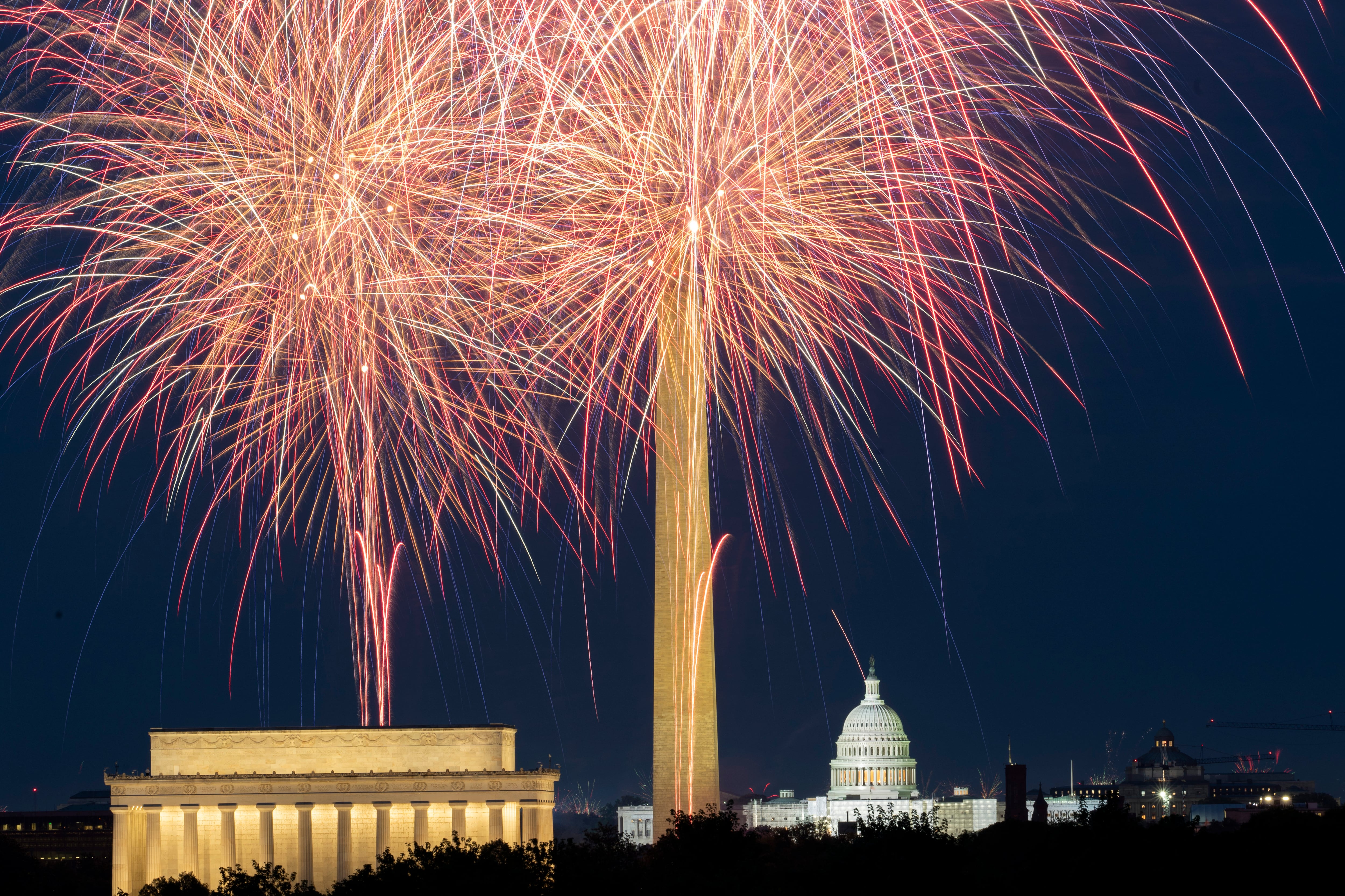 Cada año, millones de personas participan de desfiles y espectáculos de fuegos artificiales por el Día de la Independencia en EE.UU. (AP Foto/Stephanie Scarbrough, Archivo)