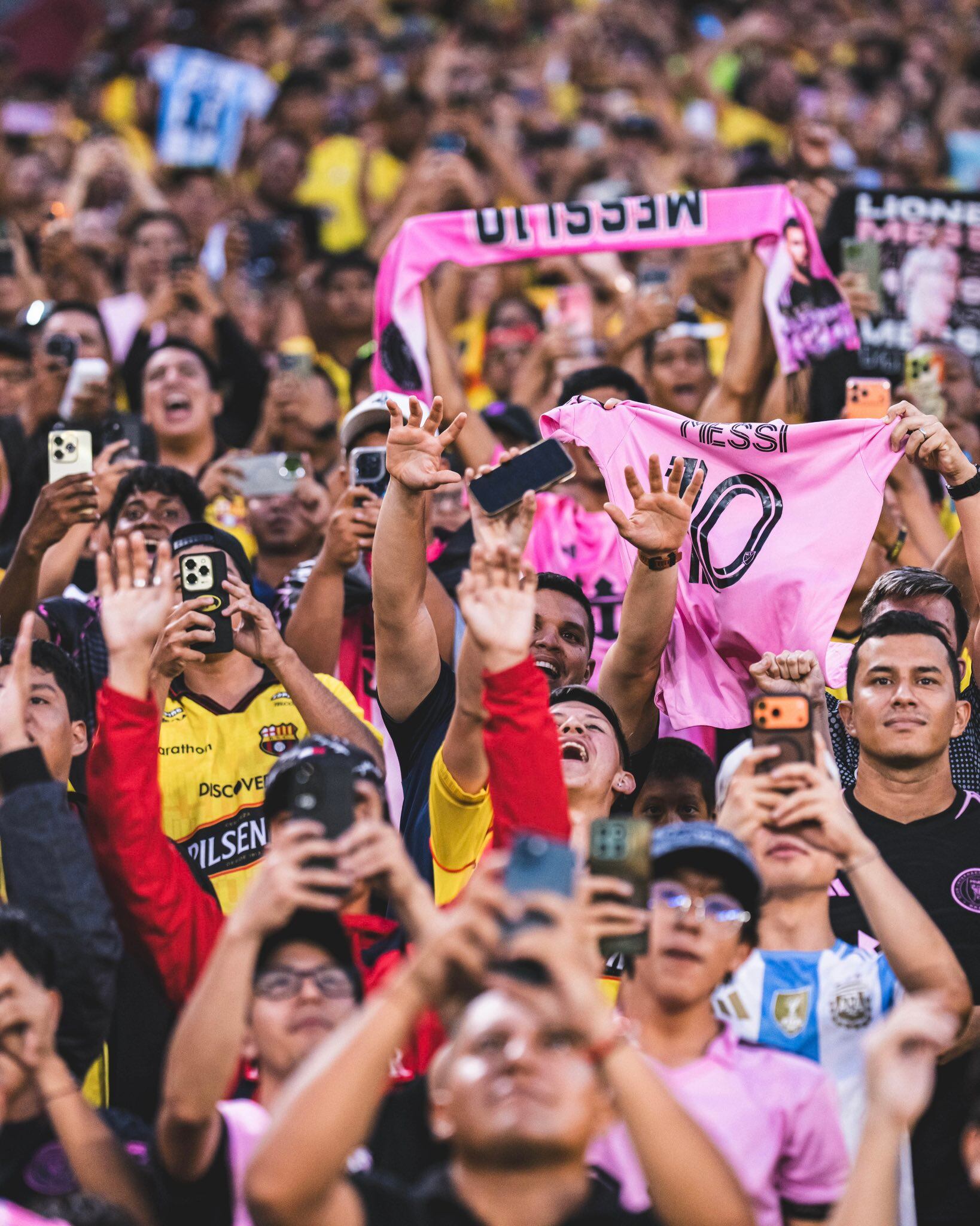 En Guayaquil, Messi fue ovacionado desde la entrada en calor