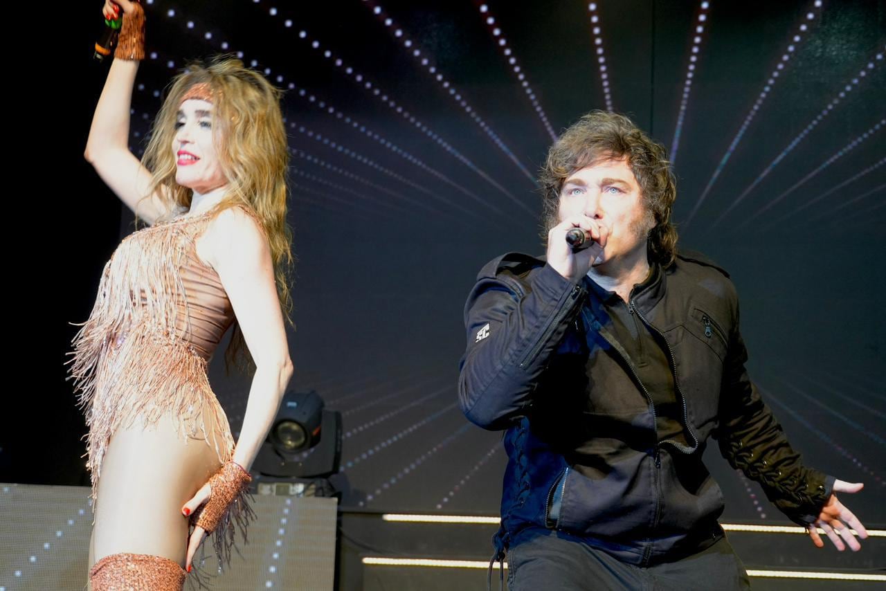 Video: el momento exacto en el que Milei se subió al escenario y cantó “El rock del gato” con Fátima Florez