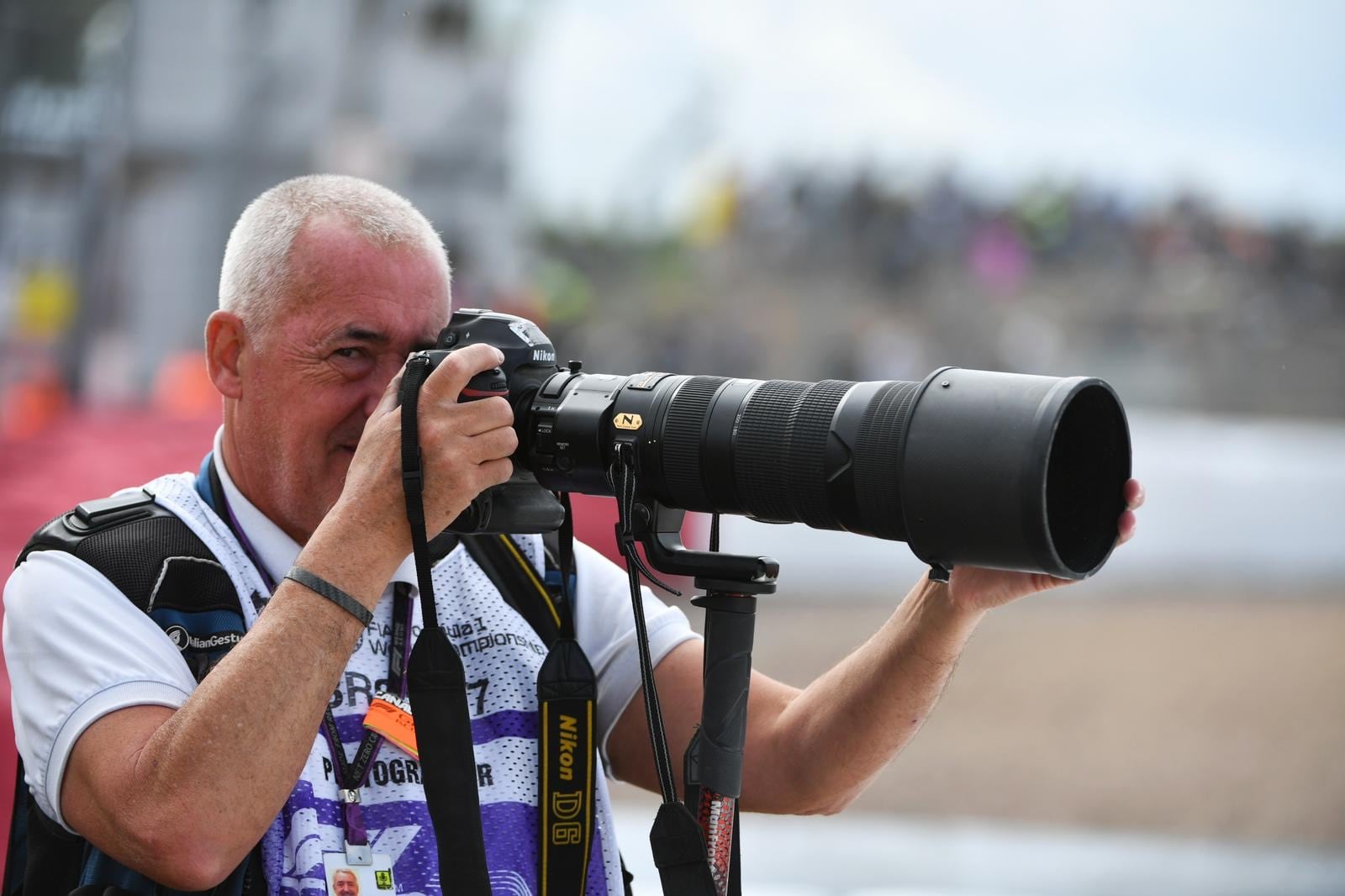 Cuarenta y dos años cargando la cámara para apostarse en una buena curva de un autódromo;