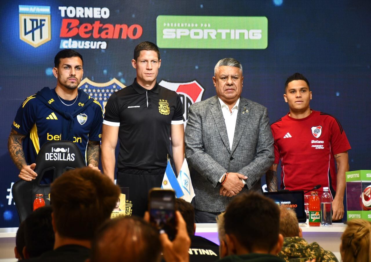 Leandro Paredes, el árbitro Ramírez, Chiqui Tapia y Juanfer Quintero en la conferencia de AFA antes del Boca-River