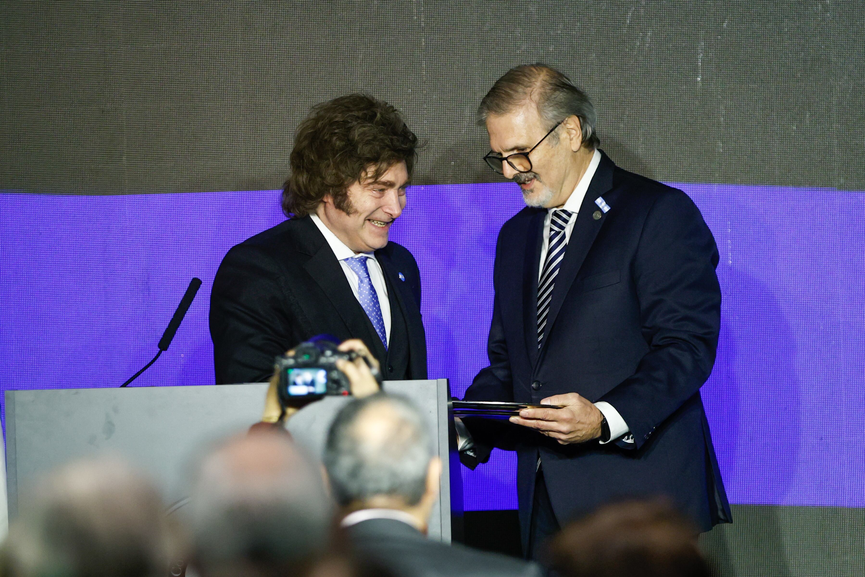 El momento en que Ricardo Marra le entrega un reconocimiento a Javier Milei