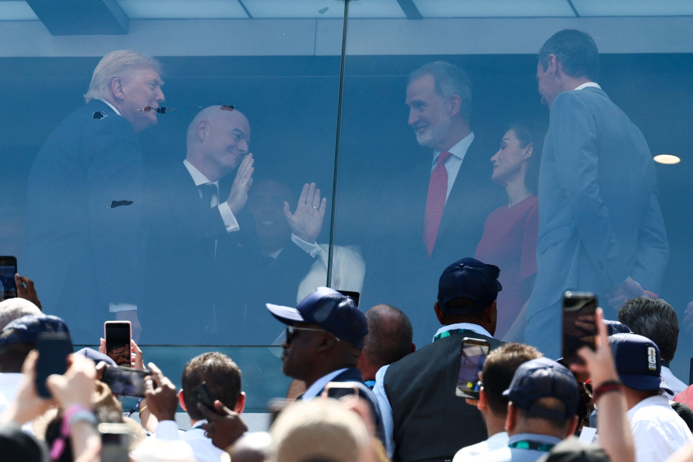 El presidente de Estados Unidos, Donald Trump; el presidente de la FIFA, Gianni Infantino; el rey Felipe VI; la reina Letizia, y el presidente del Gobierno español, Pedro Sánchez, conversan antes de la final del Mundial entre España y Argentina en East Rutherford, el 19 de julio de 2026.
