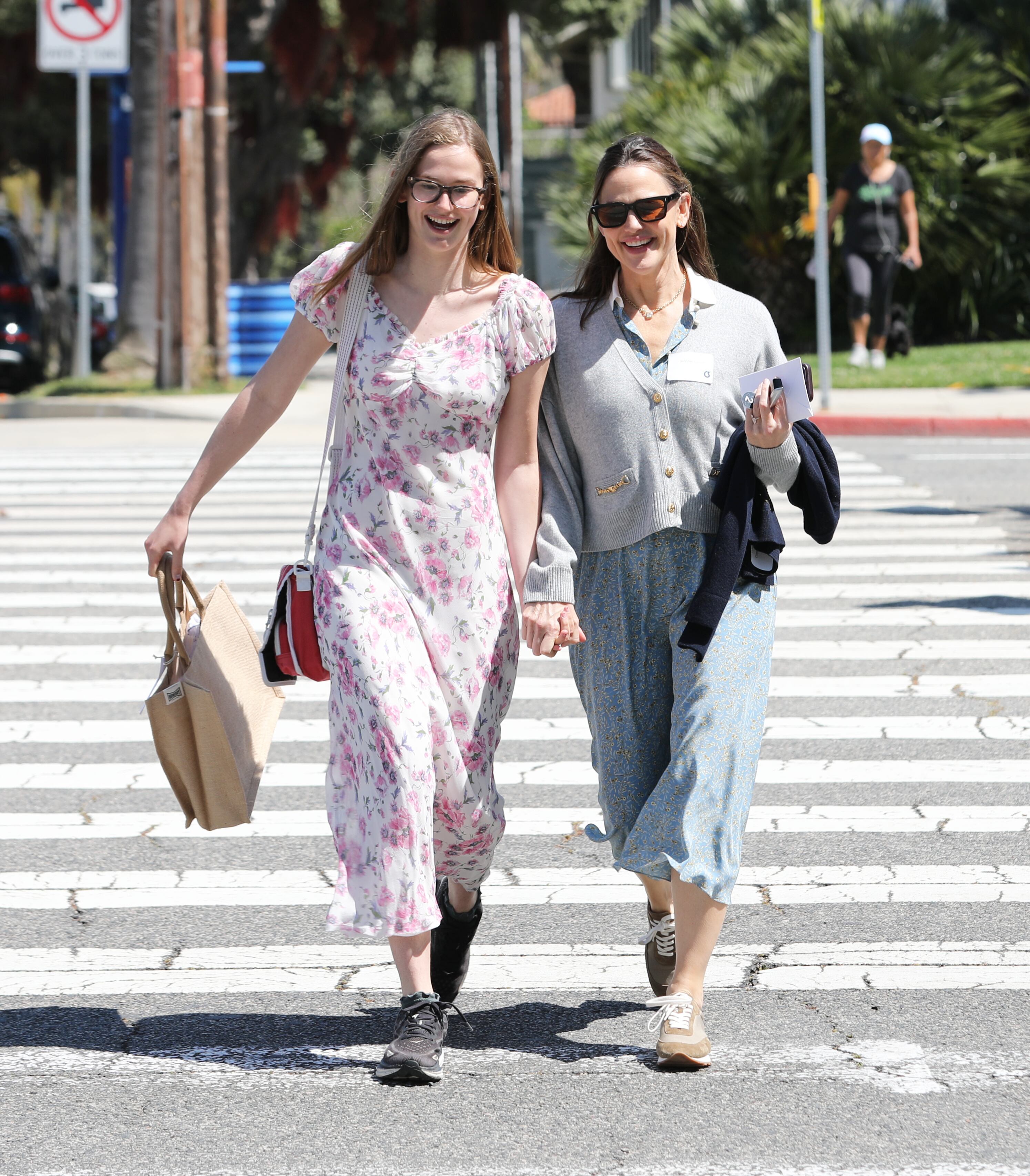 Violet y su madre, paseando por Santa Mónica, después de haber disfrutado de una tarde de compras