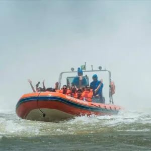 La investigación busca determinar si el vuelco estuvo vinculado con la crecida del río, una falla técnica o un error operativo, mientras resurgen otros accidentes registrados por la operadora